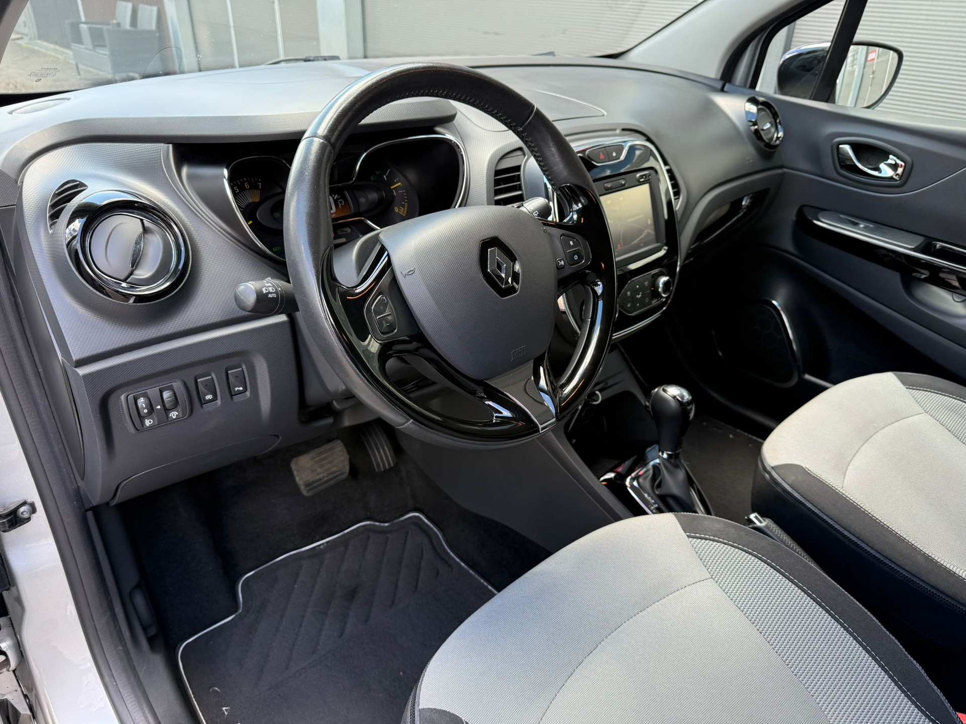 RENAULT Captur 1.2 T 16V Privilège EDC-image-9