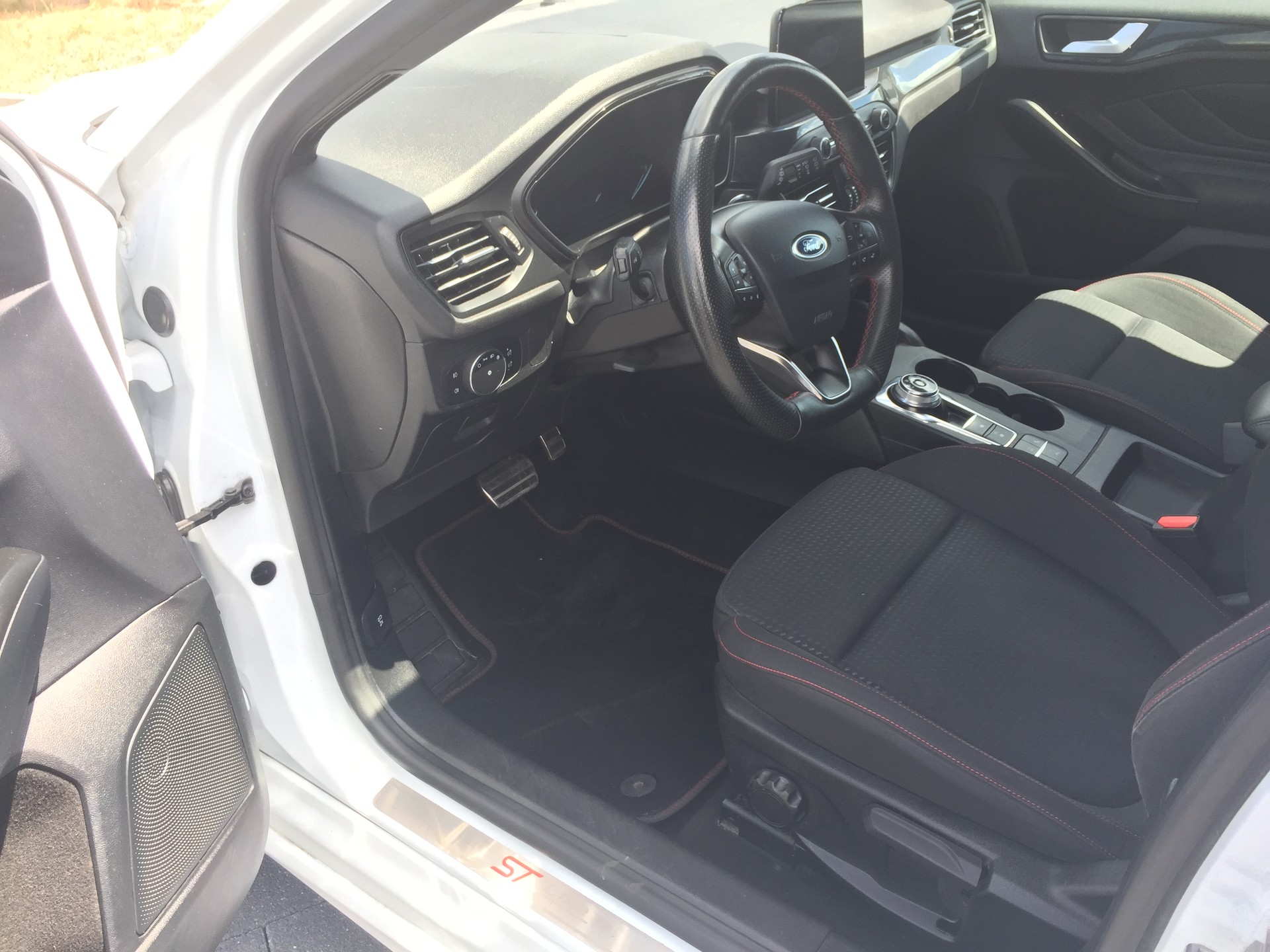 FORD Focus 1.0 SCTi ST Line Automatic-image-10