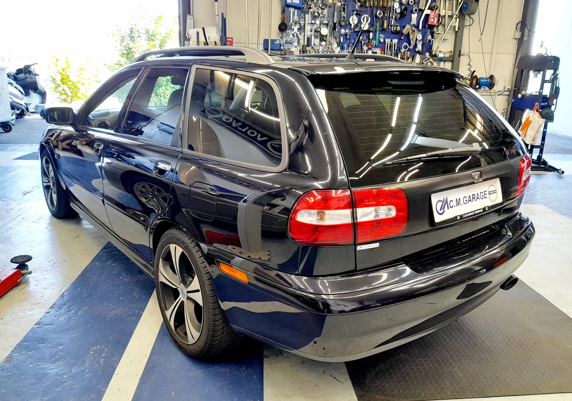 VOLVO V40 2.0T Elegance Edition-image-3