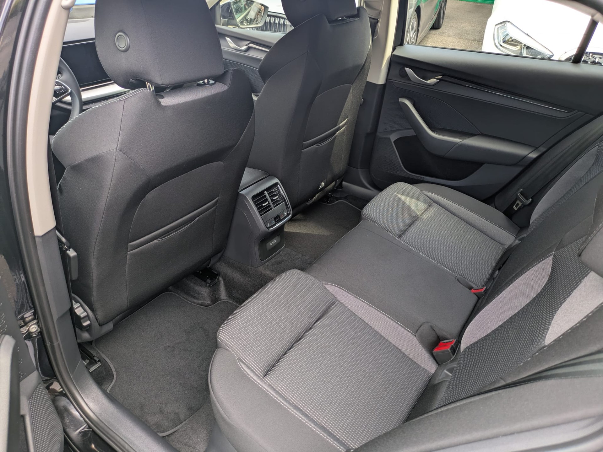 SKODA Octavia Combi 1.5 TSI mHEV DSG Selection-image-12