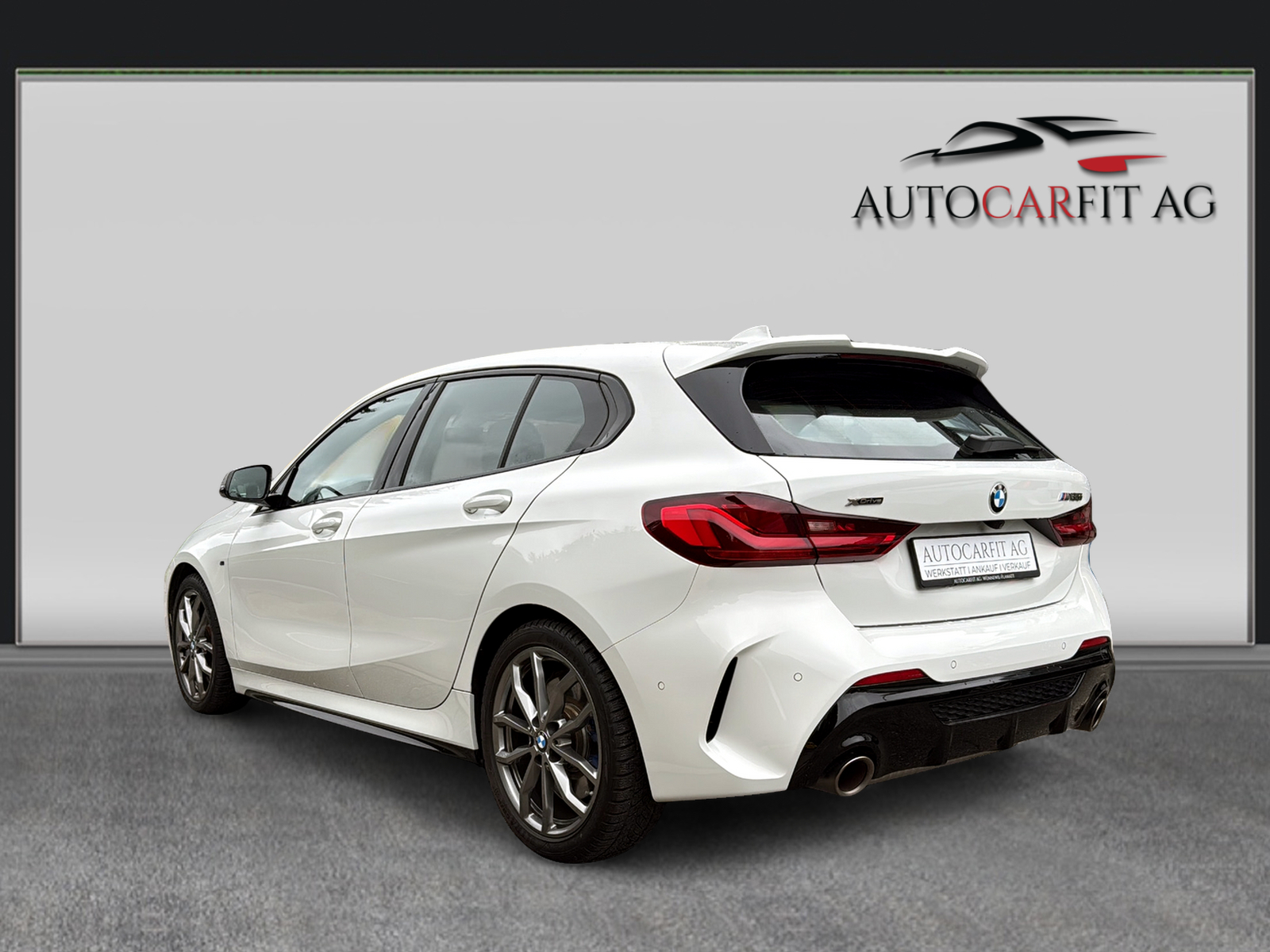 BMW M135i xDrive Steptronic-showroom-element-3