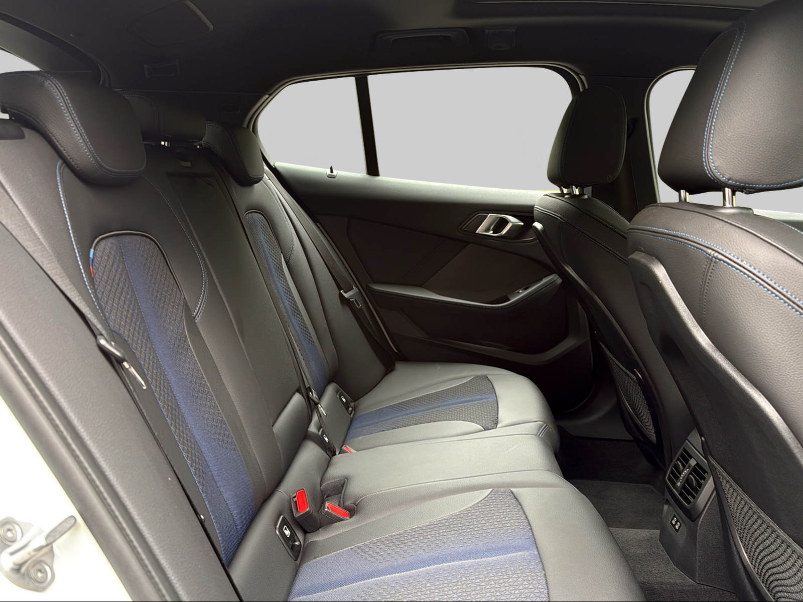 BMW M135i xDrive Steptronic-image-12