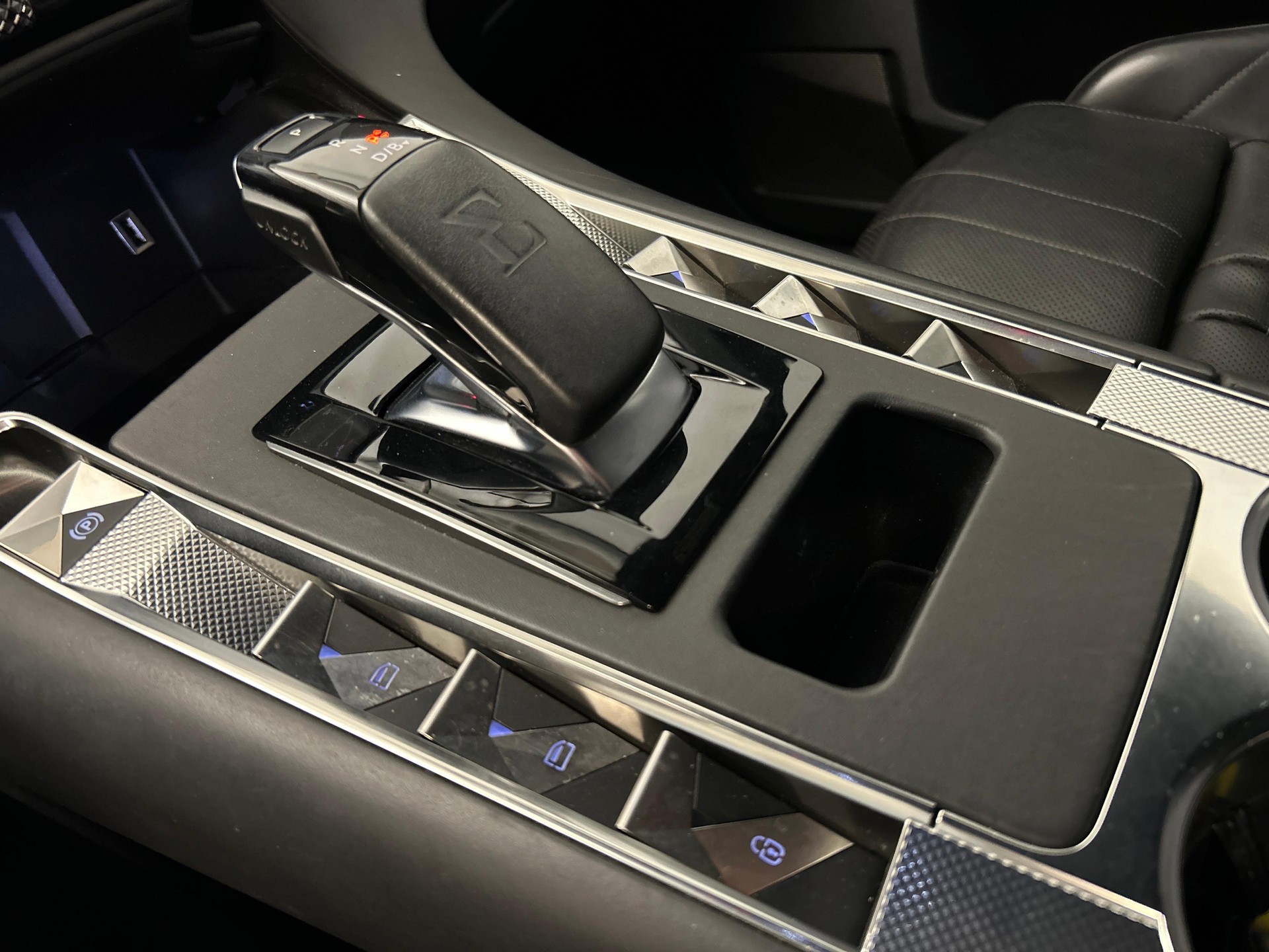 DS AUTOMOBILES 7 Crossback 1.6 E-Tense So Chic 4x4-image-16