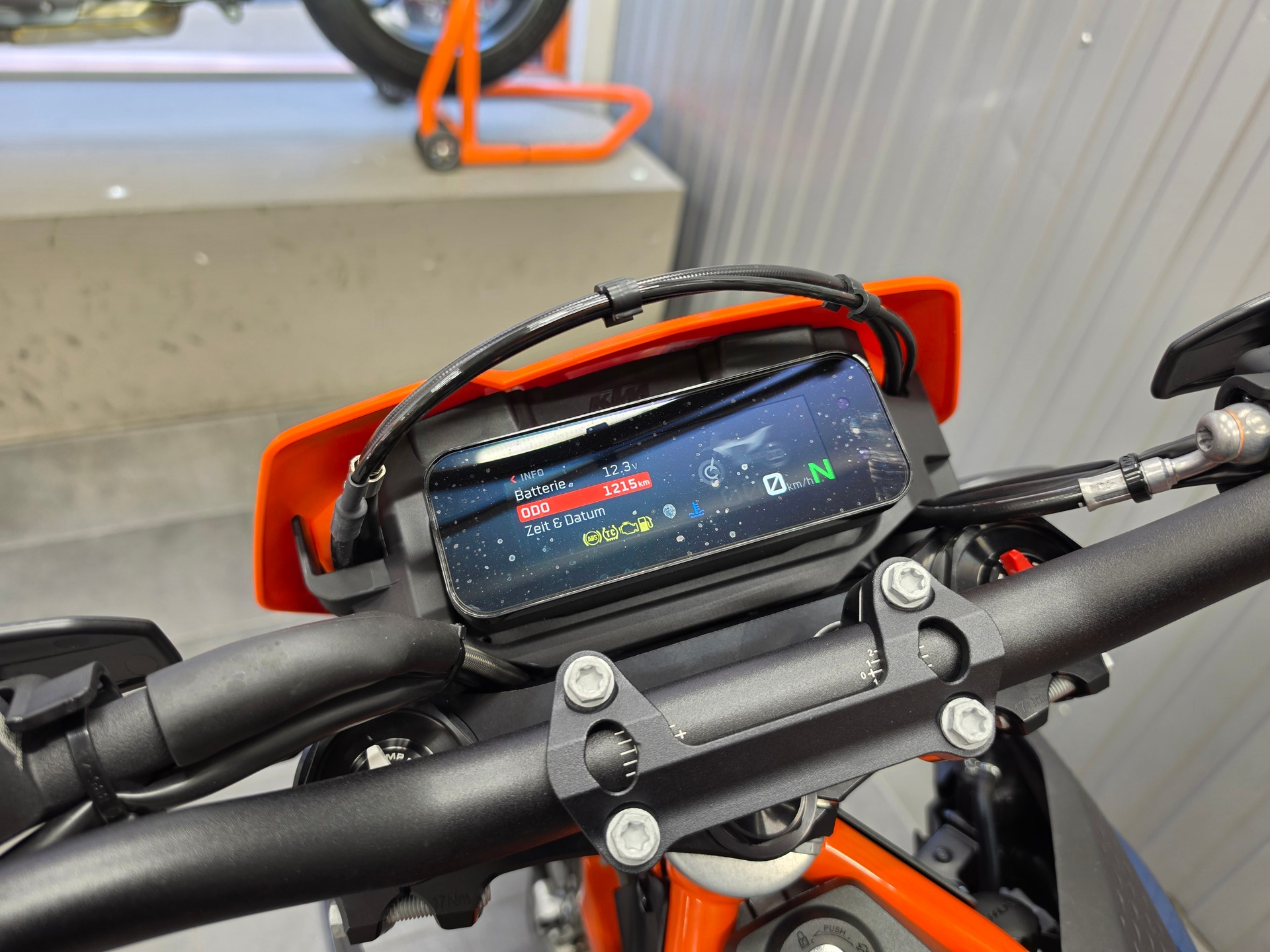 KTM 690 SMC R ABS (35 kW)-image-6