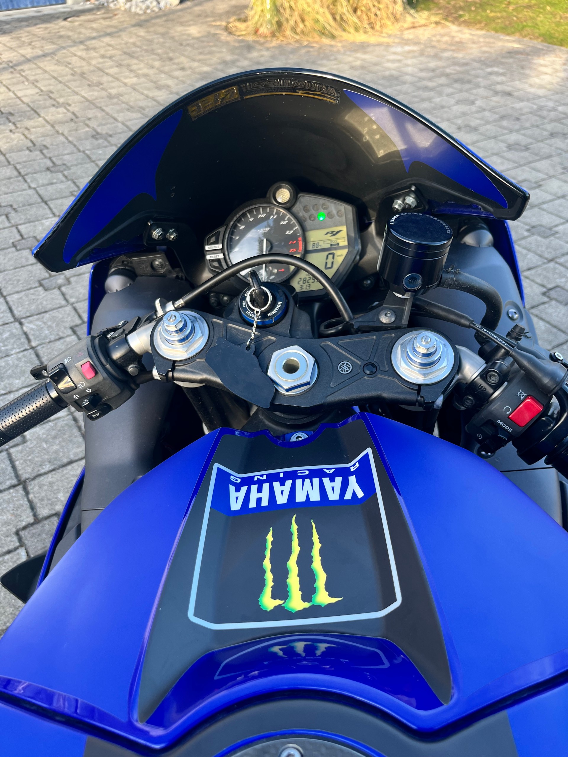YAMAHA YZF-R1-image-2
