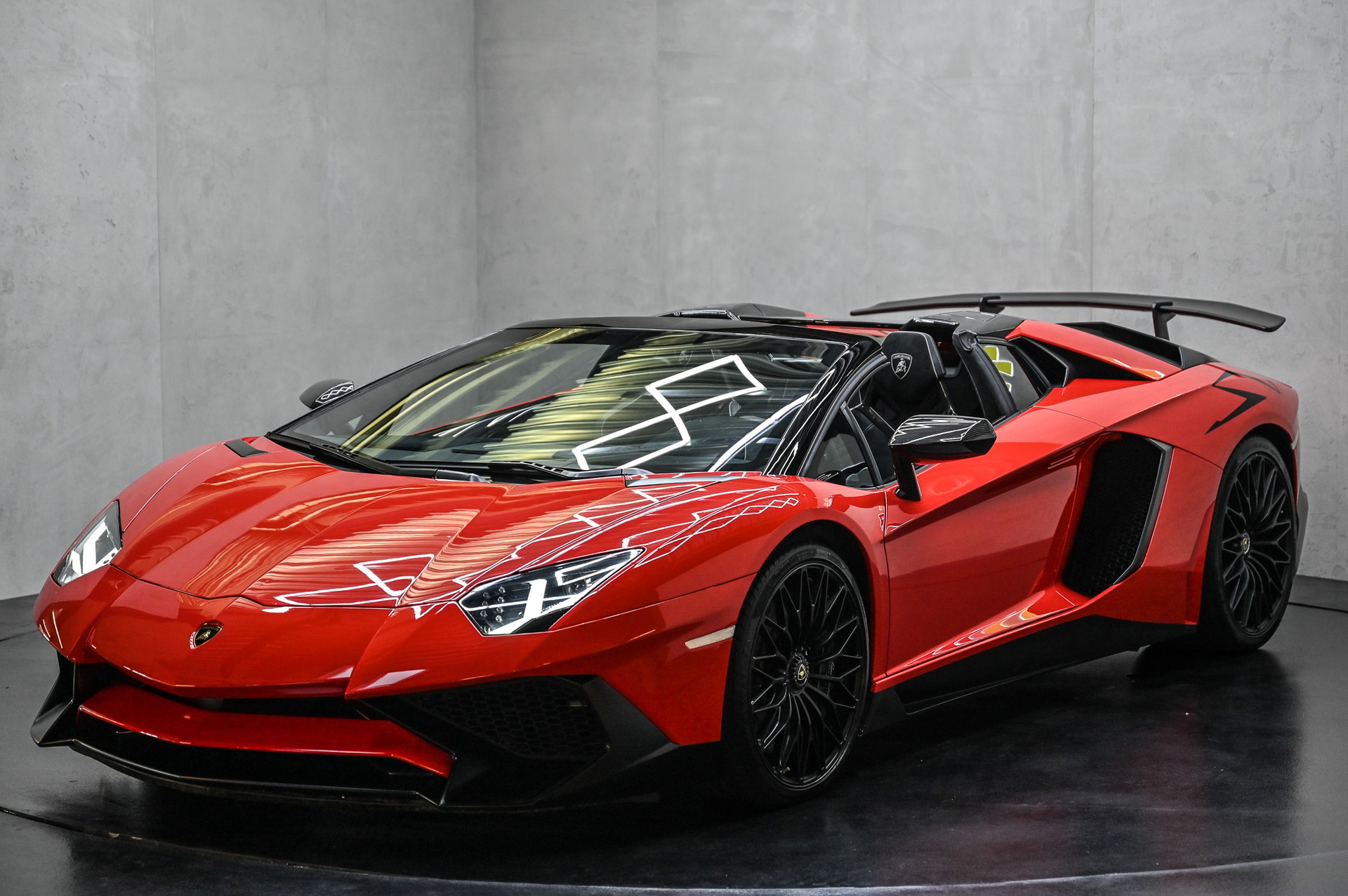 LAMBORGHINI Aventador SV Roadster LP 750-4 E-Gear 1 of 500-showroom-element-2