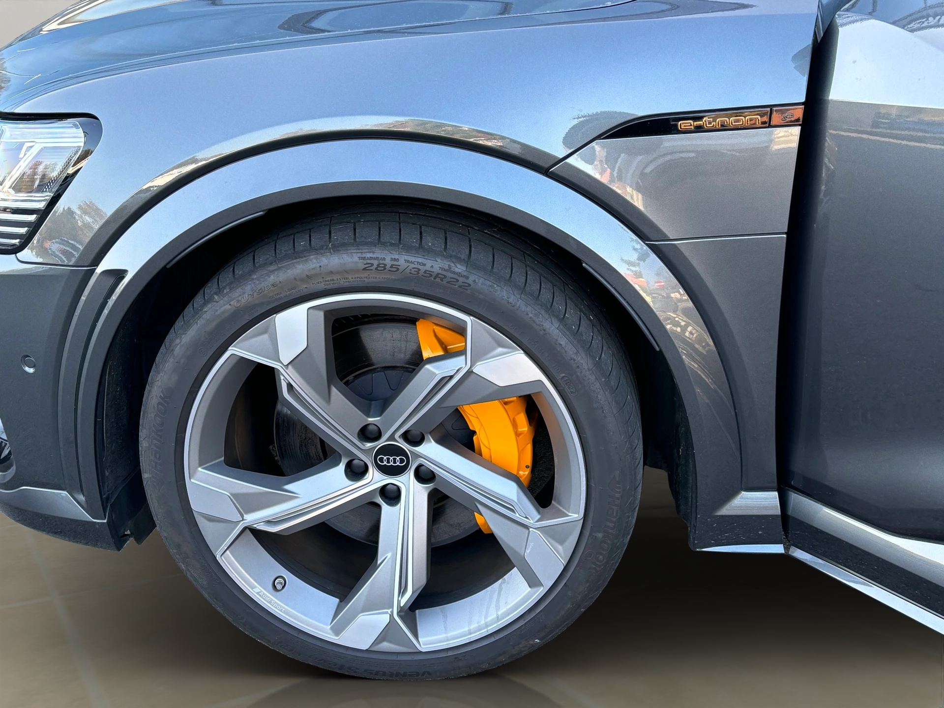 AUDI e-tron S Sportback quattro-showroom-element-3