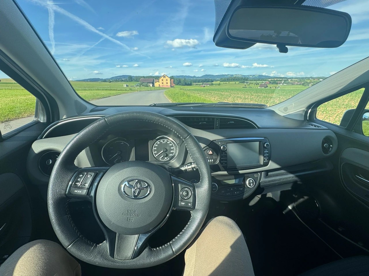TOYOTA Yaris 1.5 VVT-i Hybrid Comfort e-CVT-image-8