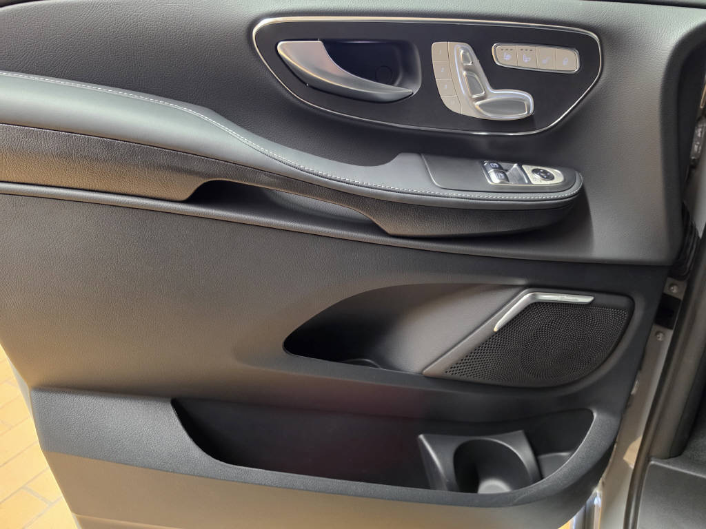 MERCEDES-BENZ V 300 d 4Matic Swiss Edition lang-image-11