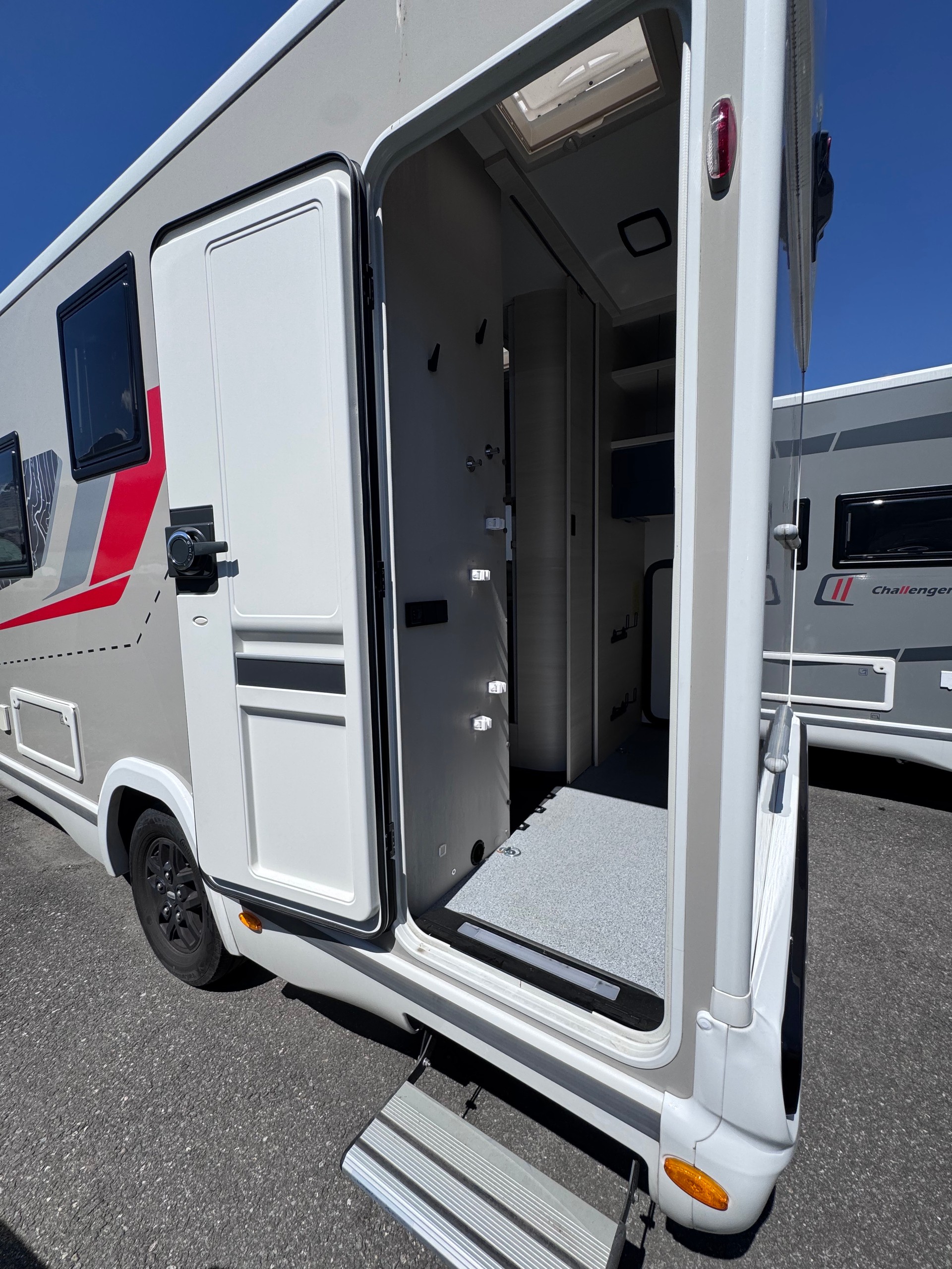 CHALLENGER 240 Graphite Premium-showroom-element-2