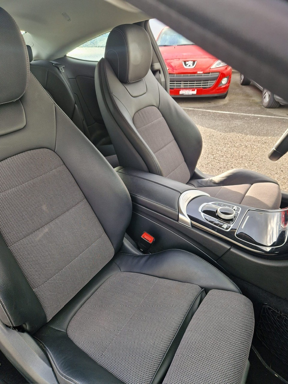MERCEDES-BENZ C 200 Coupé 4Matic 9G-Tronic-image-11