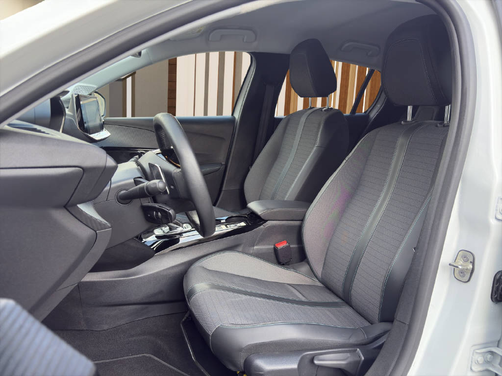 PEUGEOT 208 1.2 PureTech 100 Allure-image-8