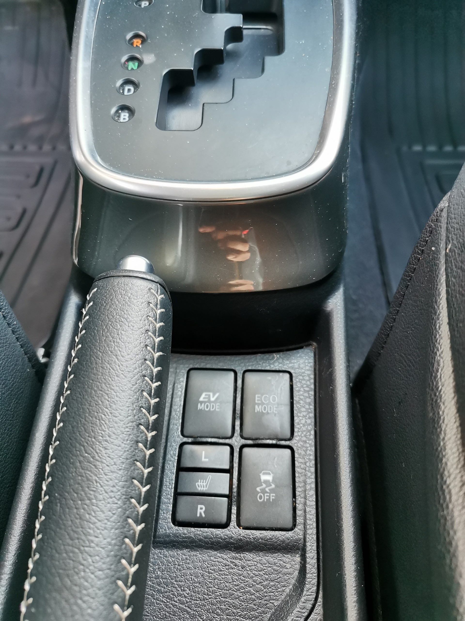 TOYOTA Yaris 1.5 VVT-i Hybrid Sol Premium e-CVT-image-10