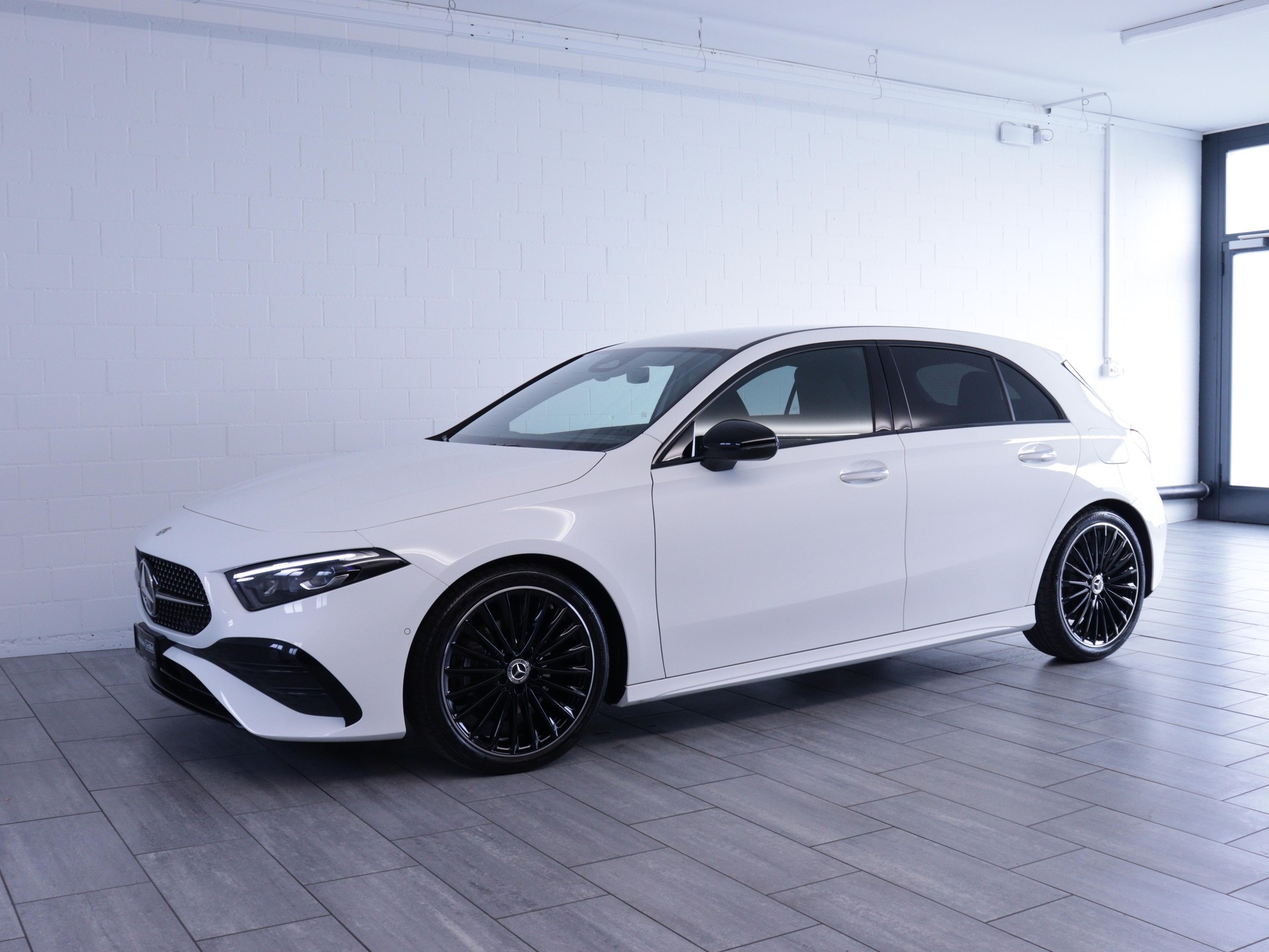 MERCEDES-BENZ A 180 AMG Line-showroom-element-1