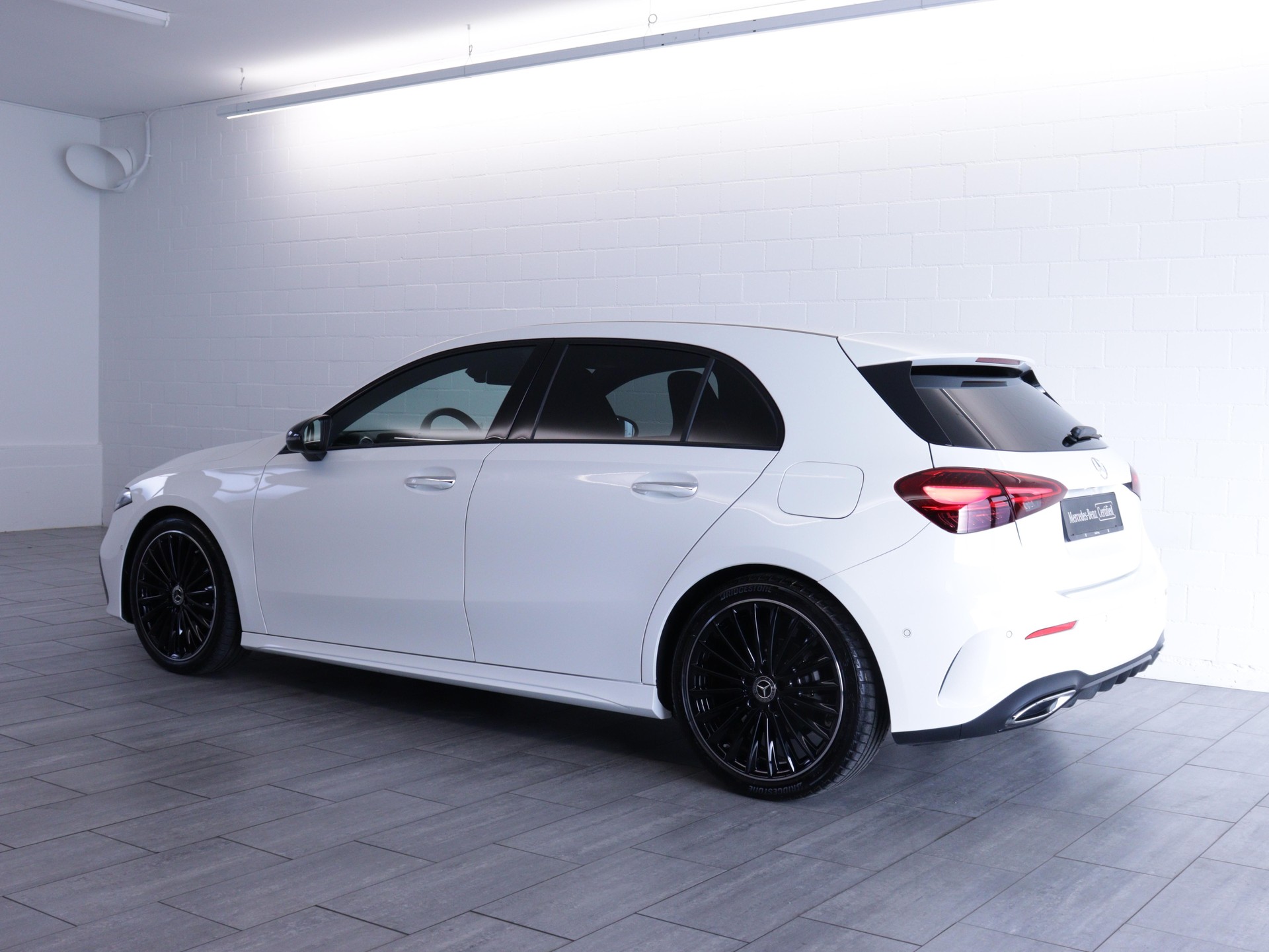 MERCEDES-BENZ A 180 AMG Line-showroom-element-2