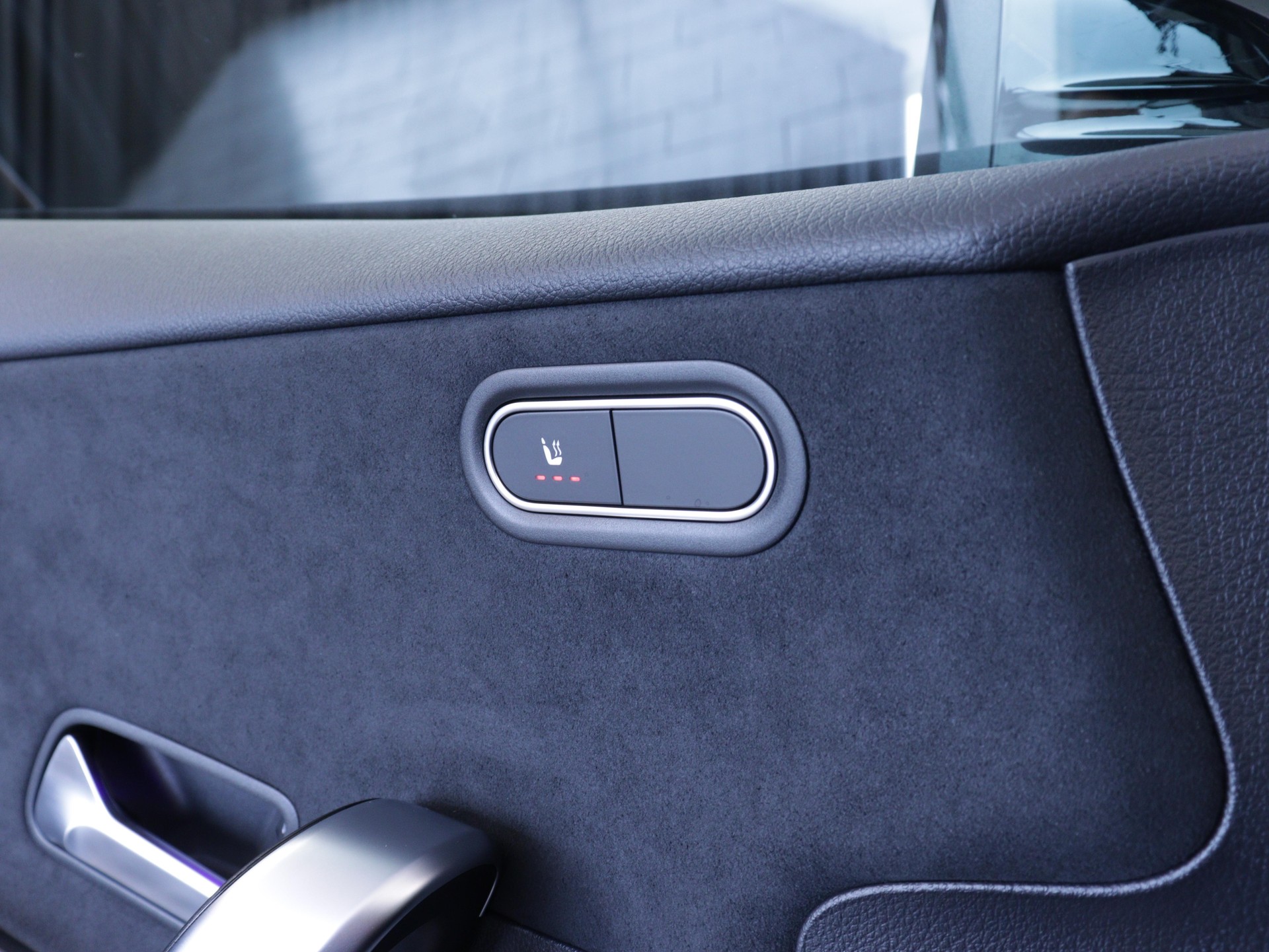 MERCEDES-BENZ A 180 AMG Line-image-9