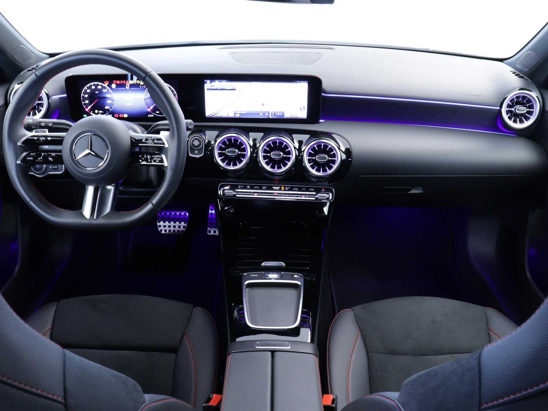 MERCEDES-BENZ A 180 AMG Line-image-4