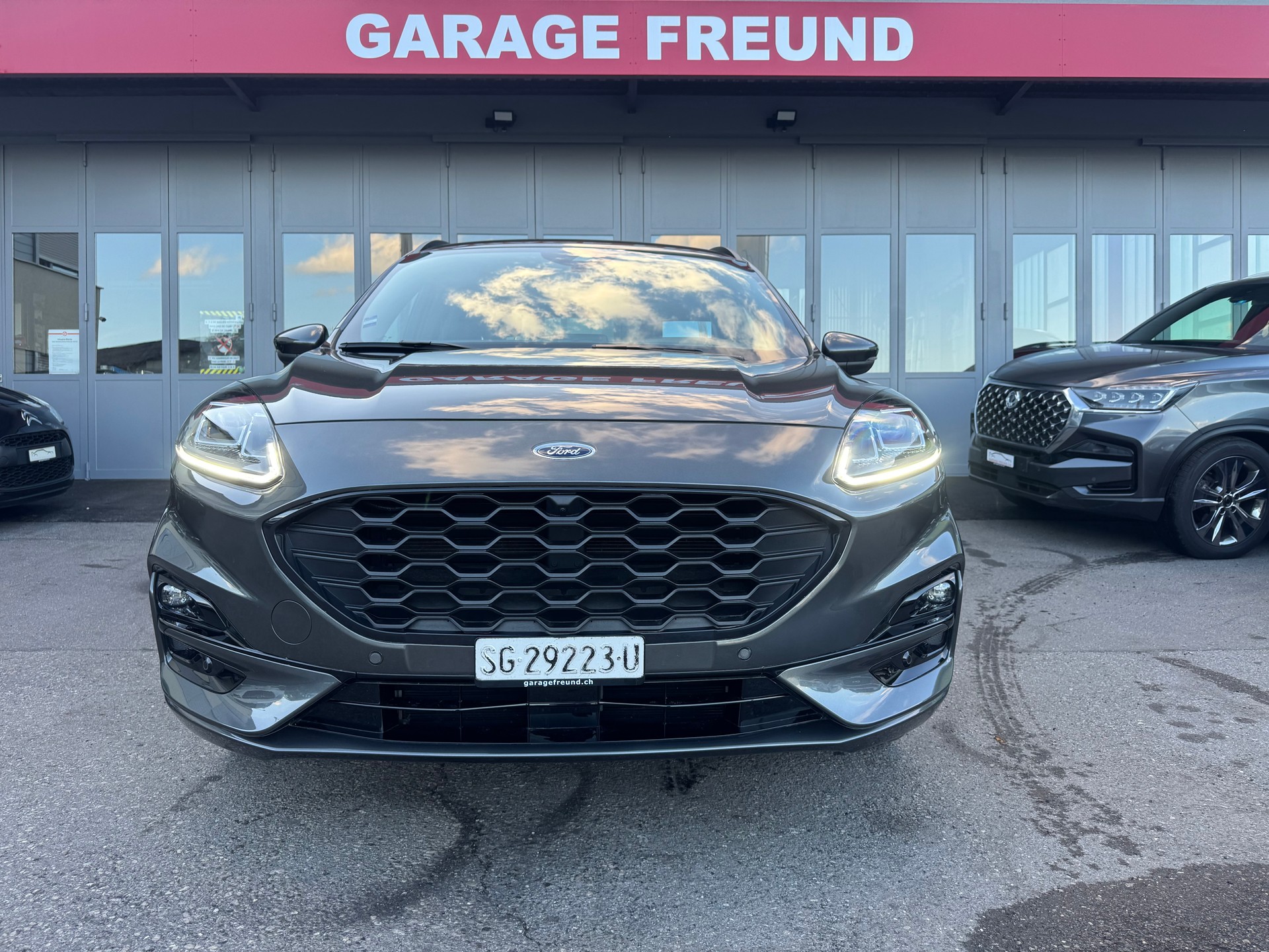 FORD Kuga 2.5 FHEV ST-Line X 4WD-image-2