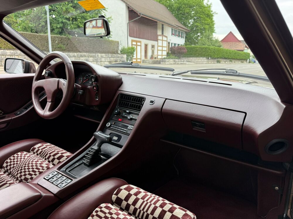 PORSCHE 928 S-image-10