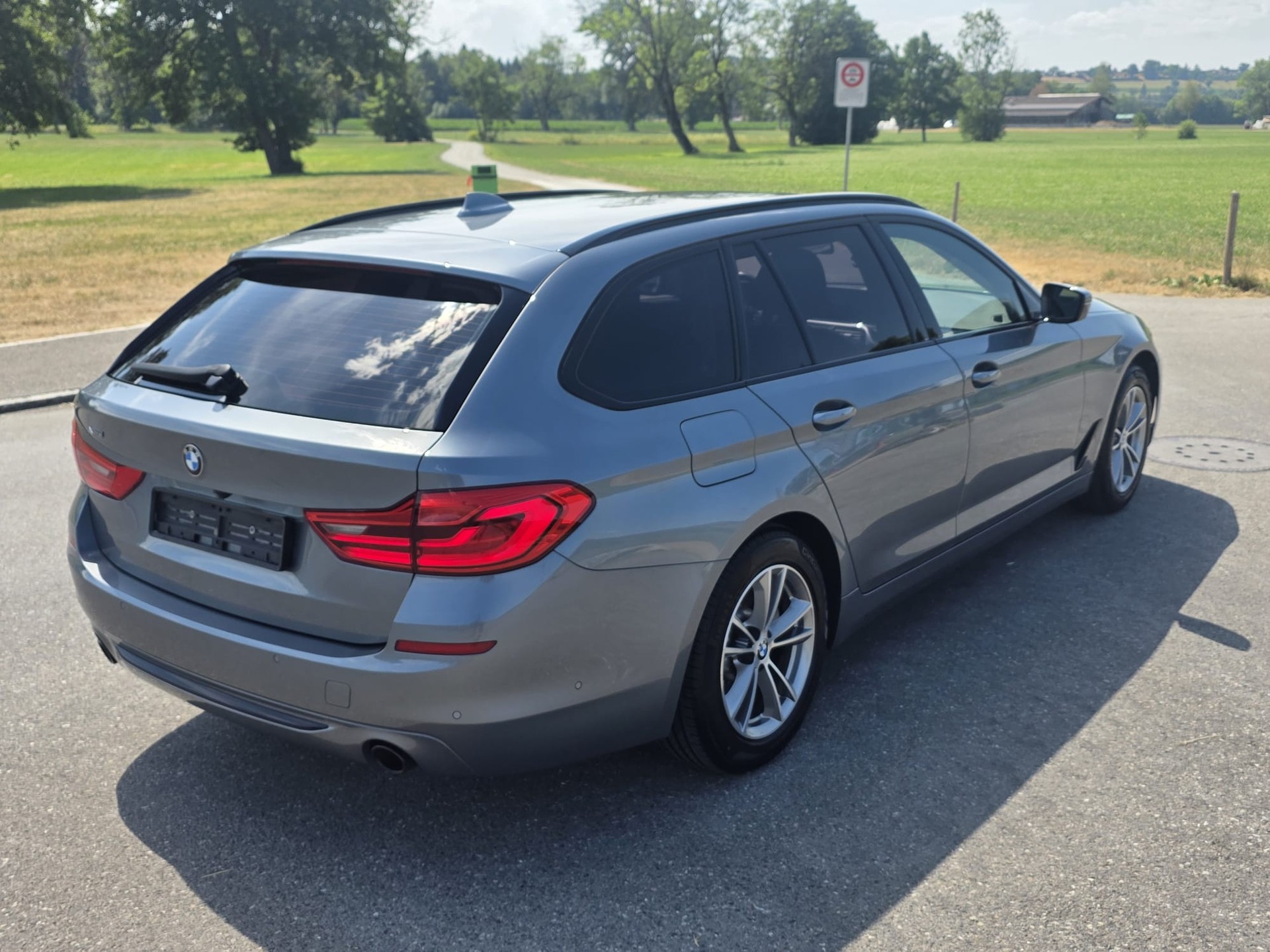 BMW 520d xDrive Touring Sport Line Steptronic-image-2