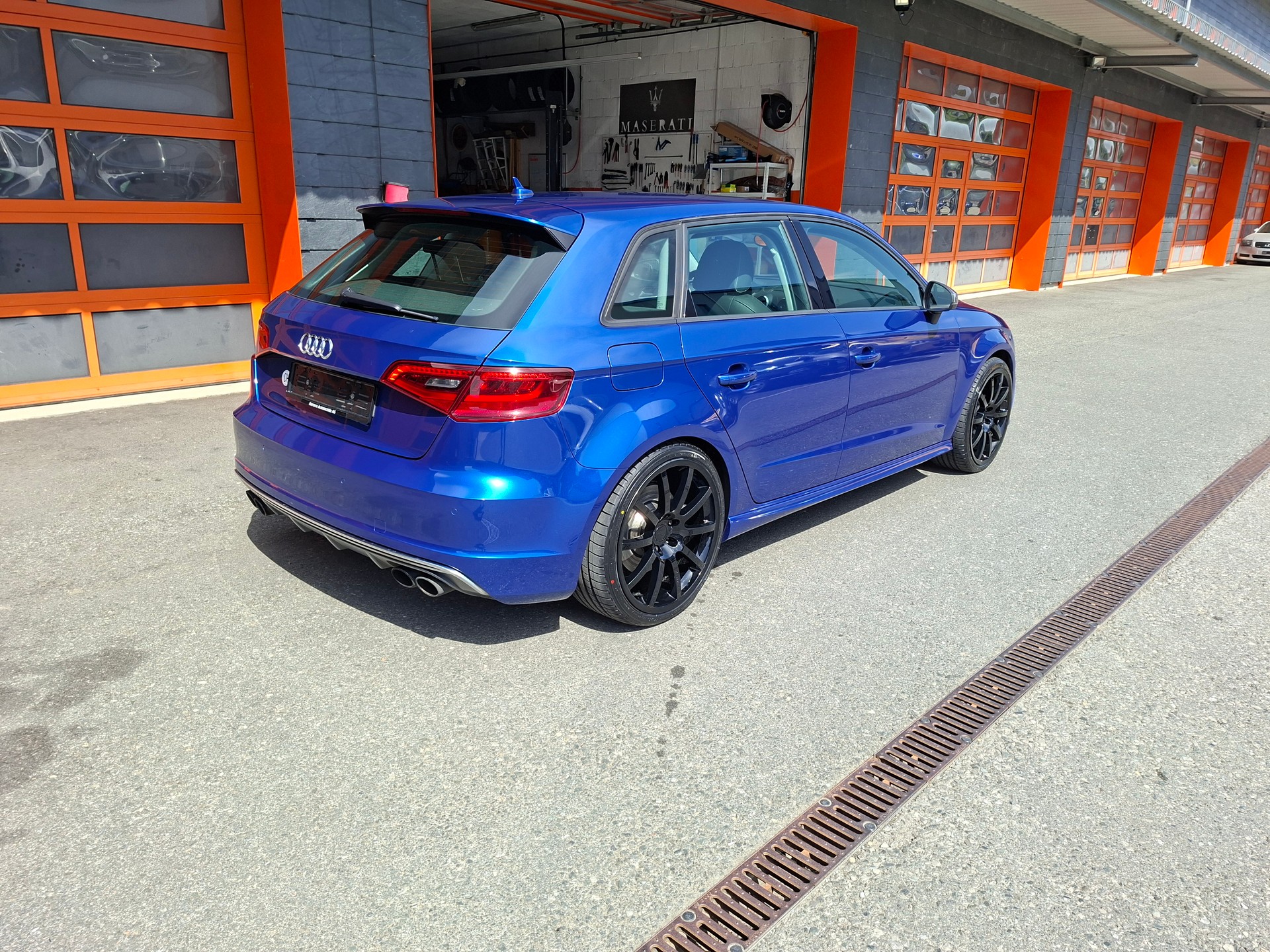 AUDI S3-showroom-element-3