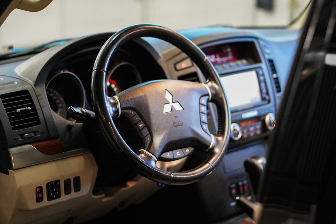 MITSUBISHI Pajero 3.2 DI-D Intense Automatic-image-28
