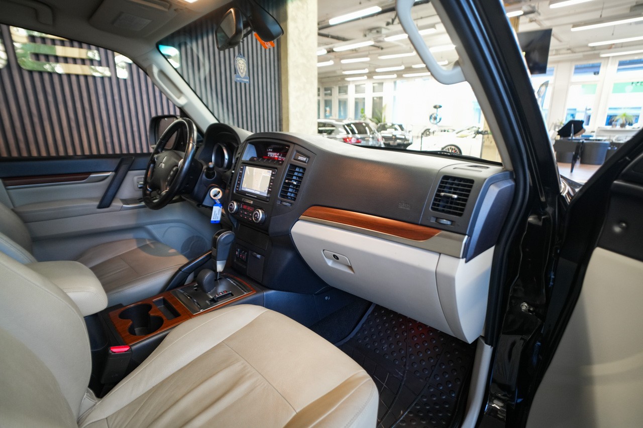 MITSUBISHI Pajero 3.2 DI-D Intense Automatic-image-12