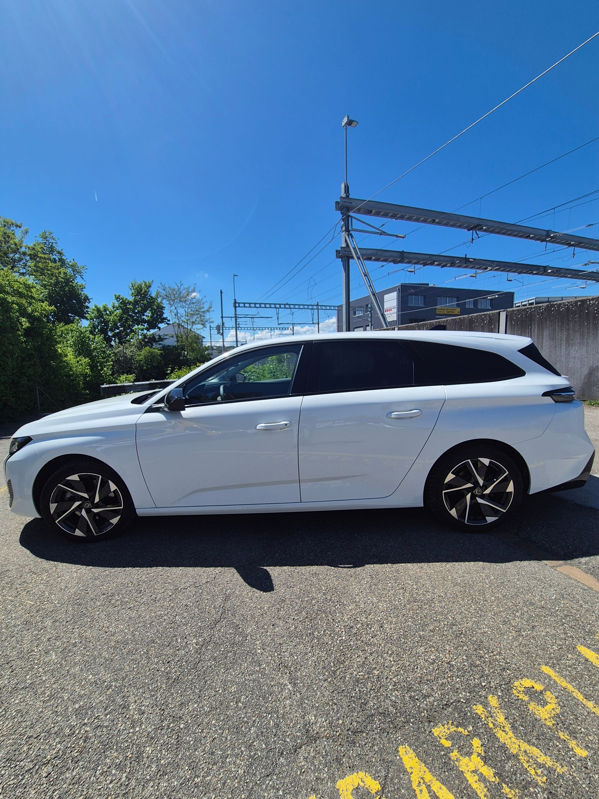 PEUGEOT 308 SW 1.5 BlueHDI Allure Pack EAT8-showroom-element-1
