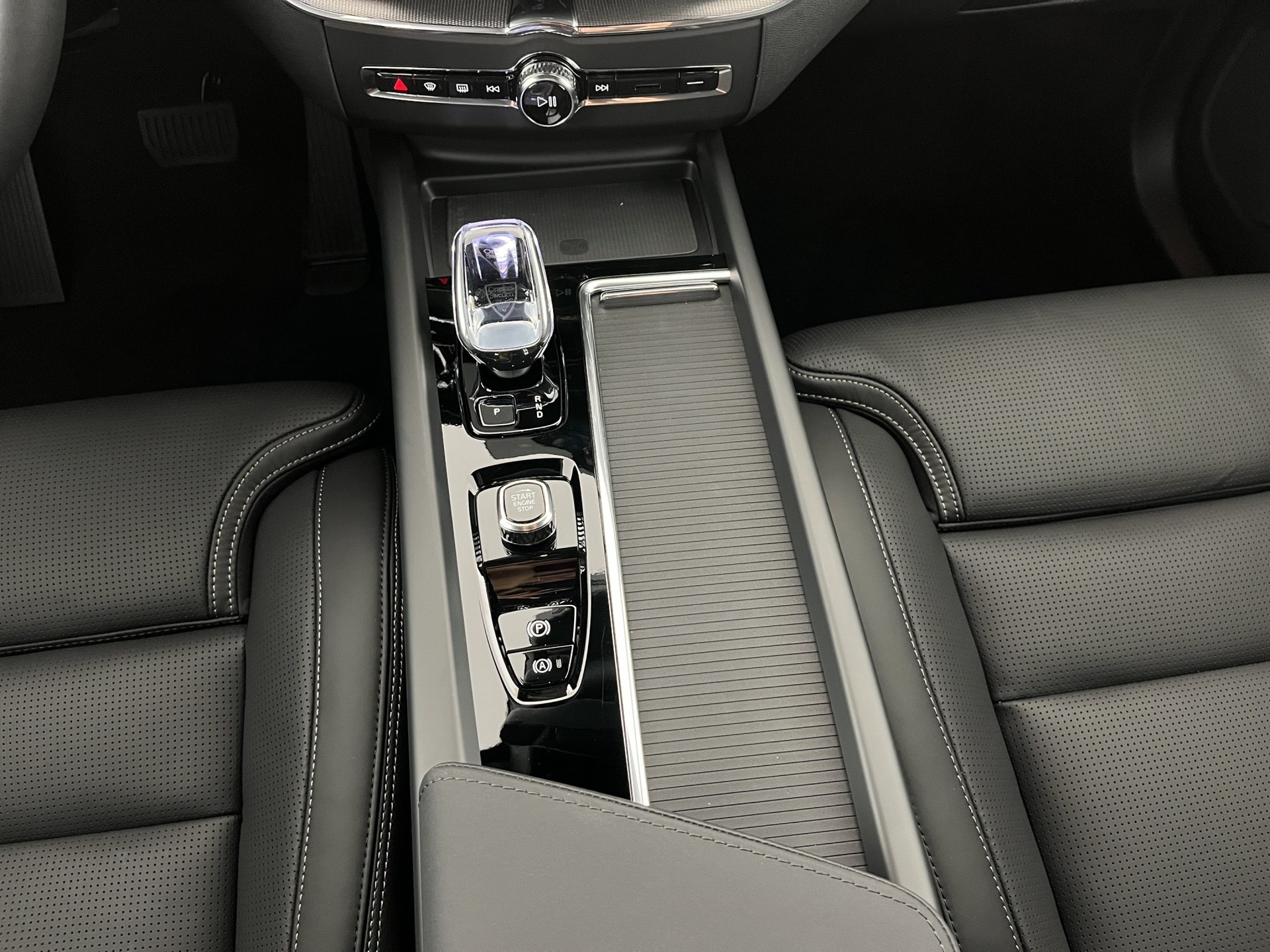 VOLVO XC60 2.0 T8 TE Black Edition eAWD-image-14