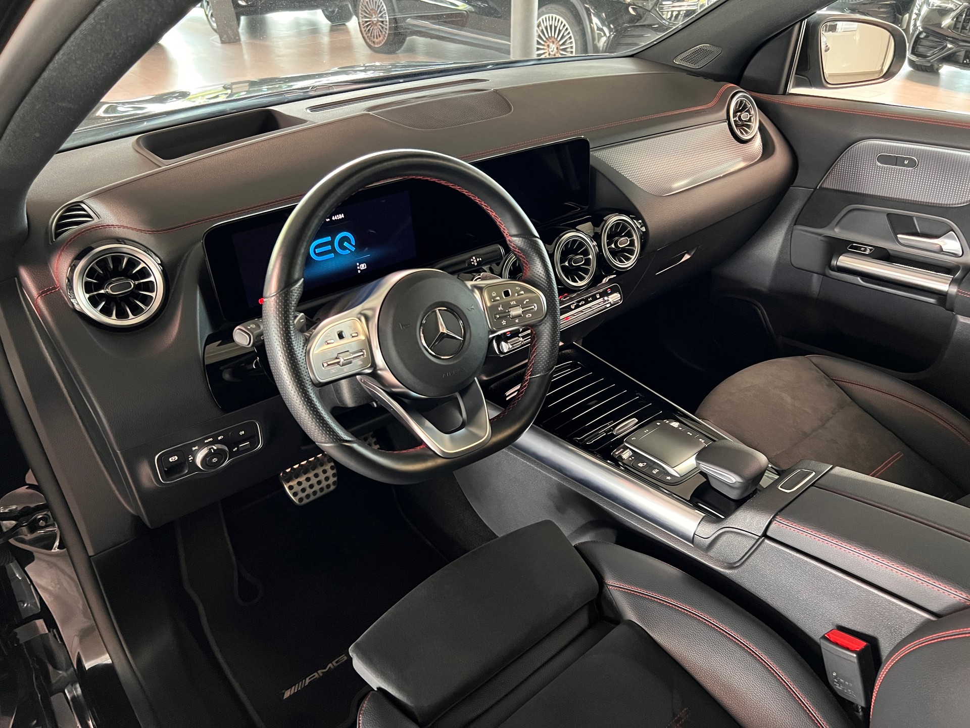 MERCEDES-BENZ EQA 300 AMG Line 4Matic-image-10