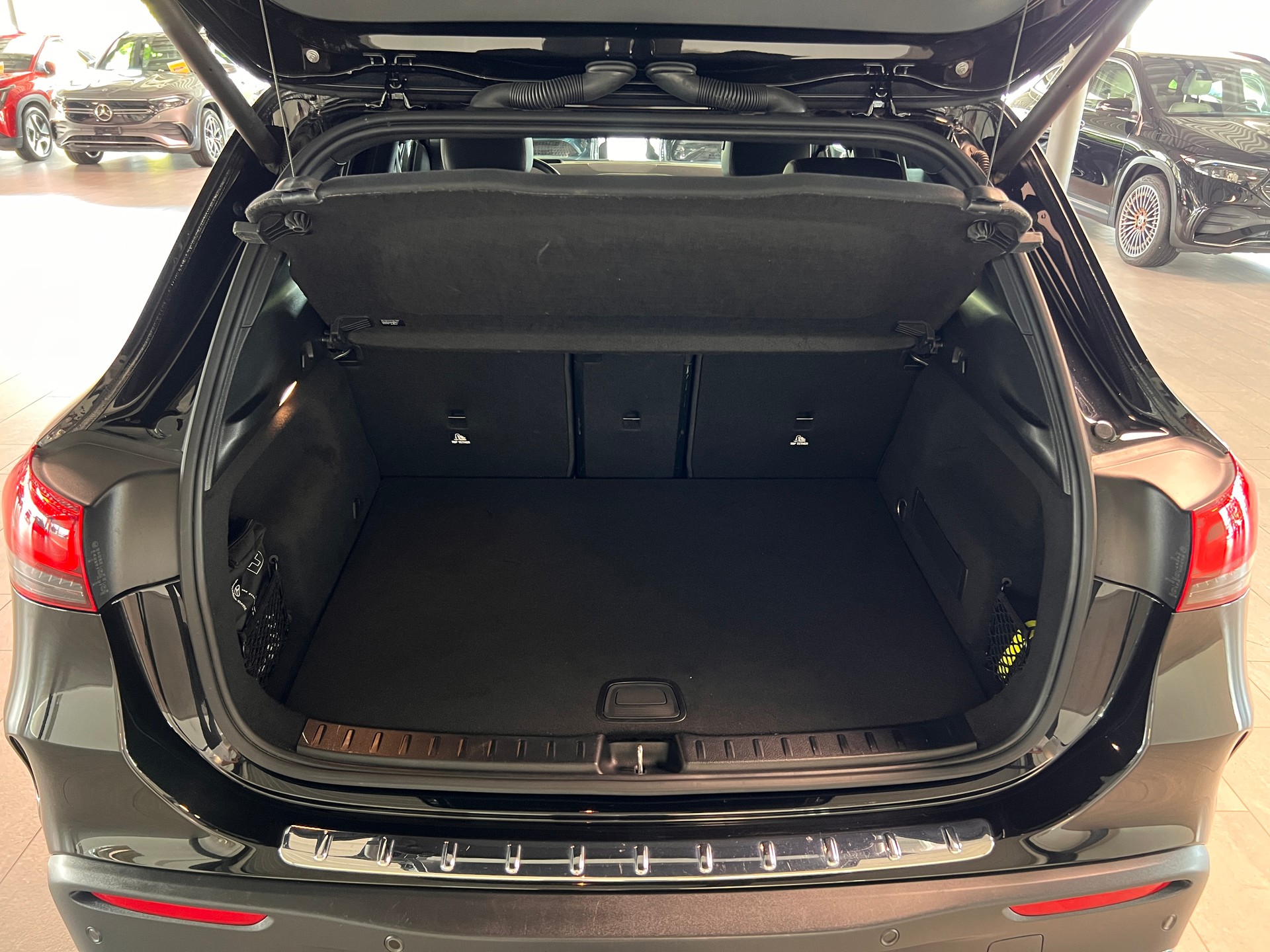MERCEDES-BENZ EQA 300 AMG Line 4Matic-image-6