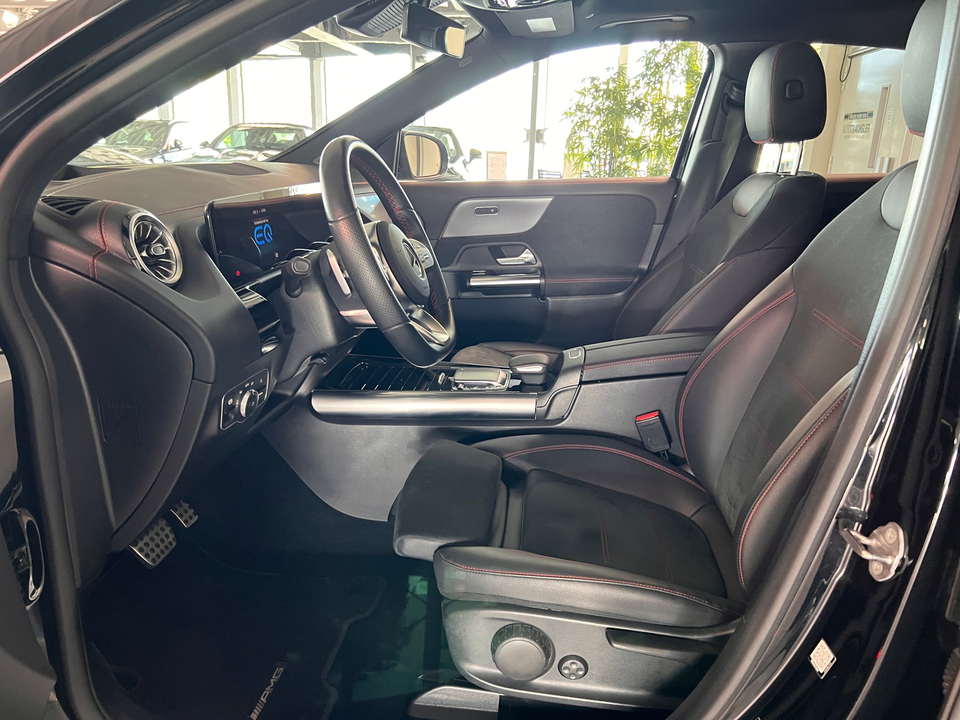 MERCEDES-BENZ EQA 300 AMG Line 4Matic-image-9