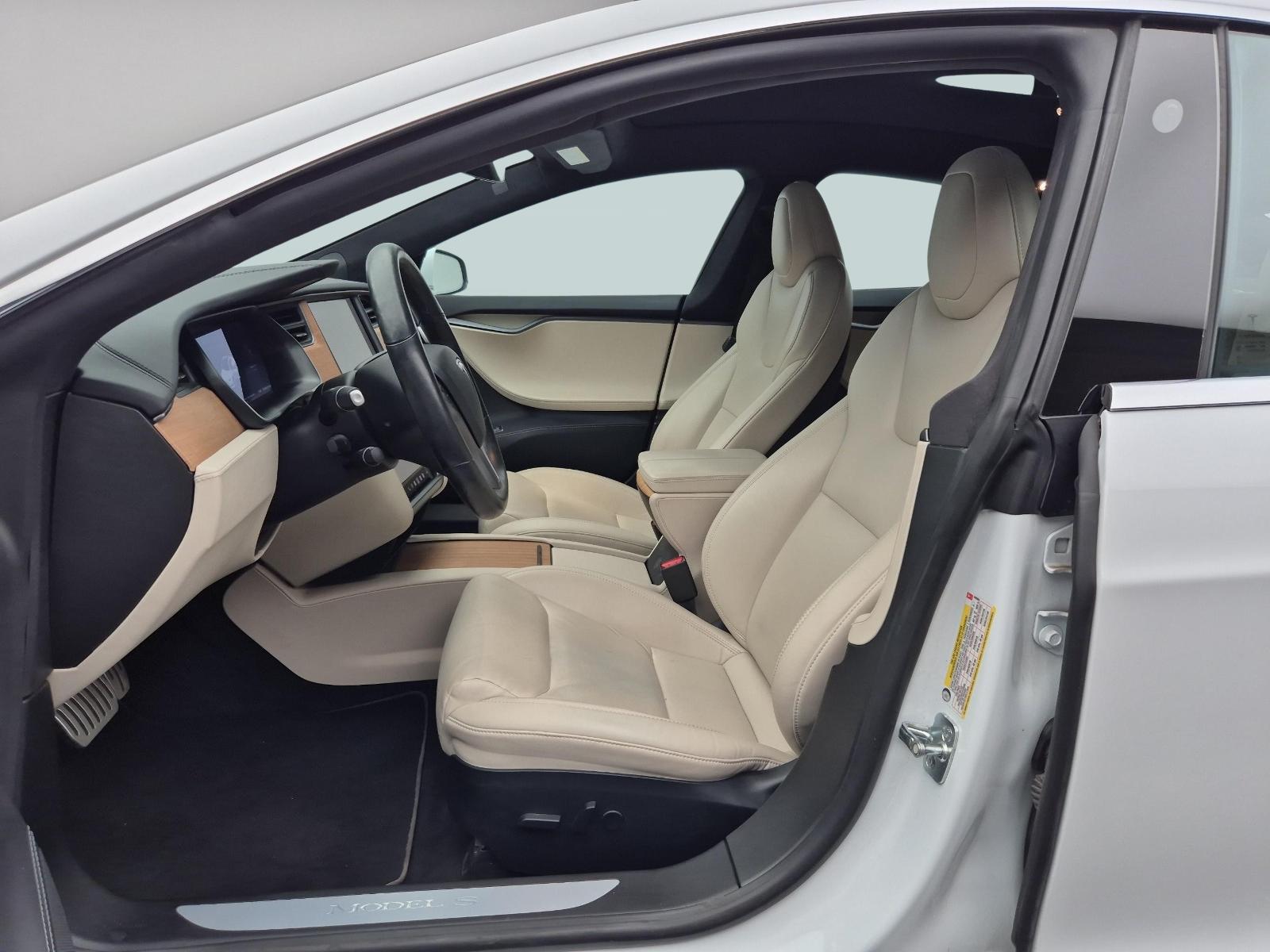 TESLA Model S Performance mit 814PS-showroom-element-3