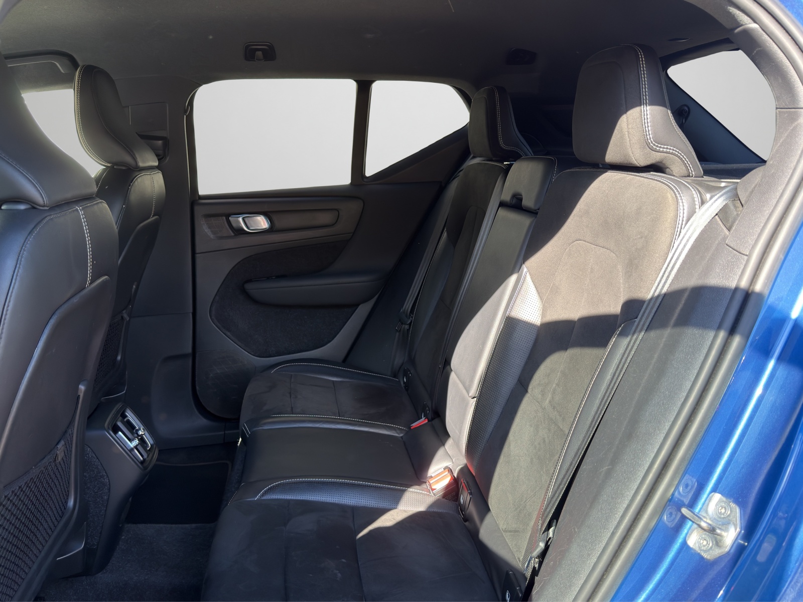 VOLVO XC40 2.0 B5 MH R-Design AWD-image-15