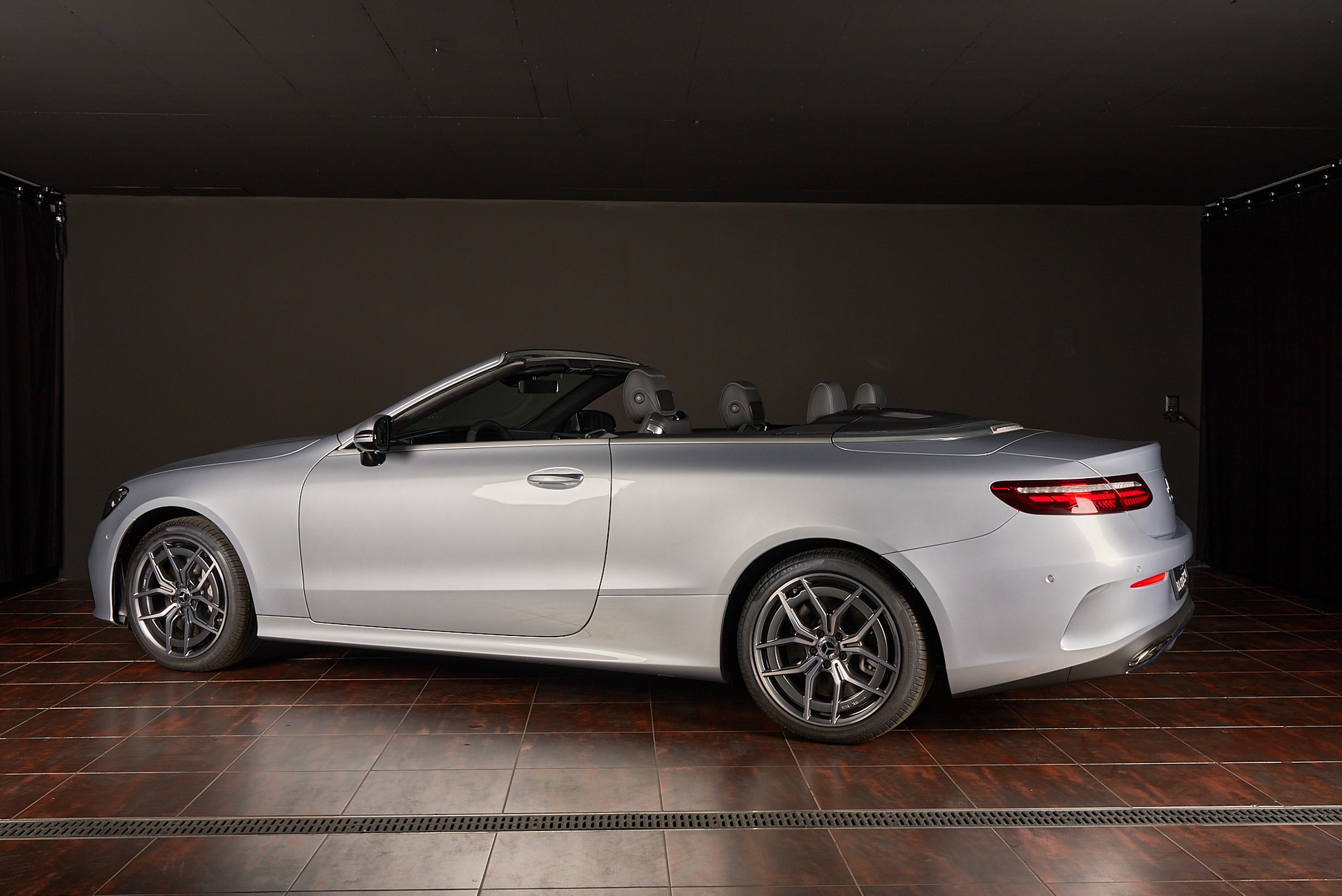 MERCEDES-BENZ E 450 Cabriolet 4Matic AMG Line 9G-Tronic-image-12