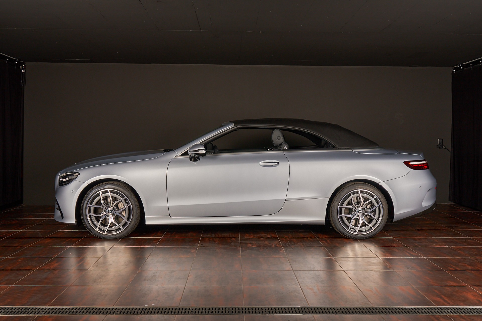 MERCEDES-BENZ E 450 Cabriolet 4Matic AMG Line 9G-Tronic-image-8