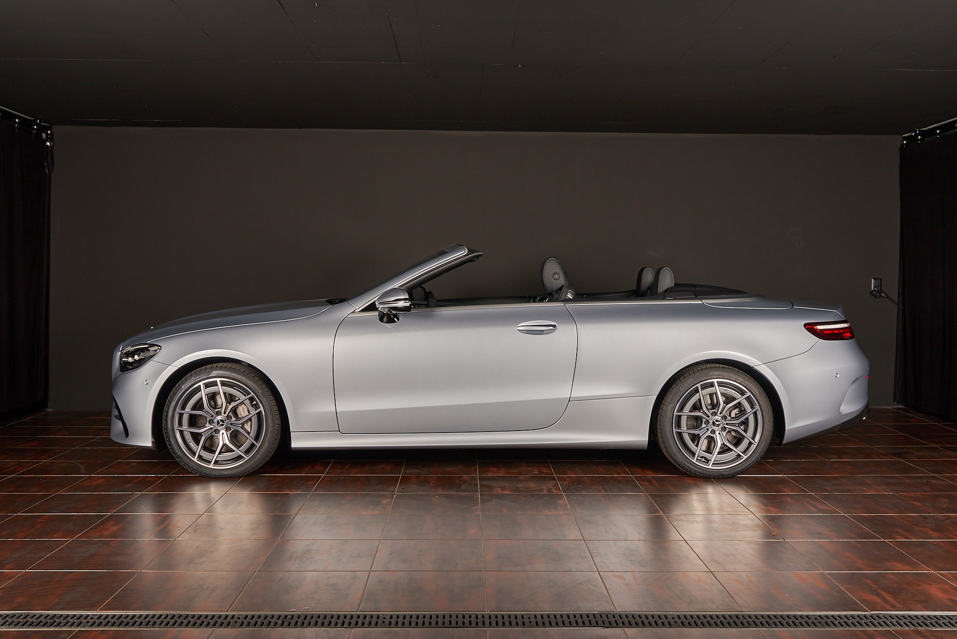 MERCEDES-BENZ E 450 Cabriolet 4Matic AMG Line 9G-Tronic-image-7