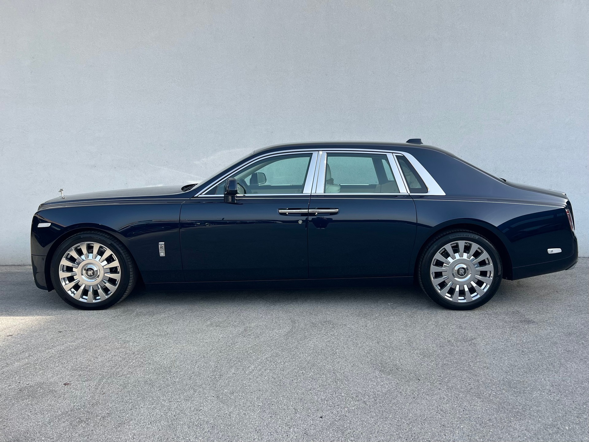ROLLS-ROYCE Phantom VIII SWB-image-2
