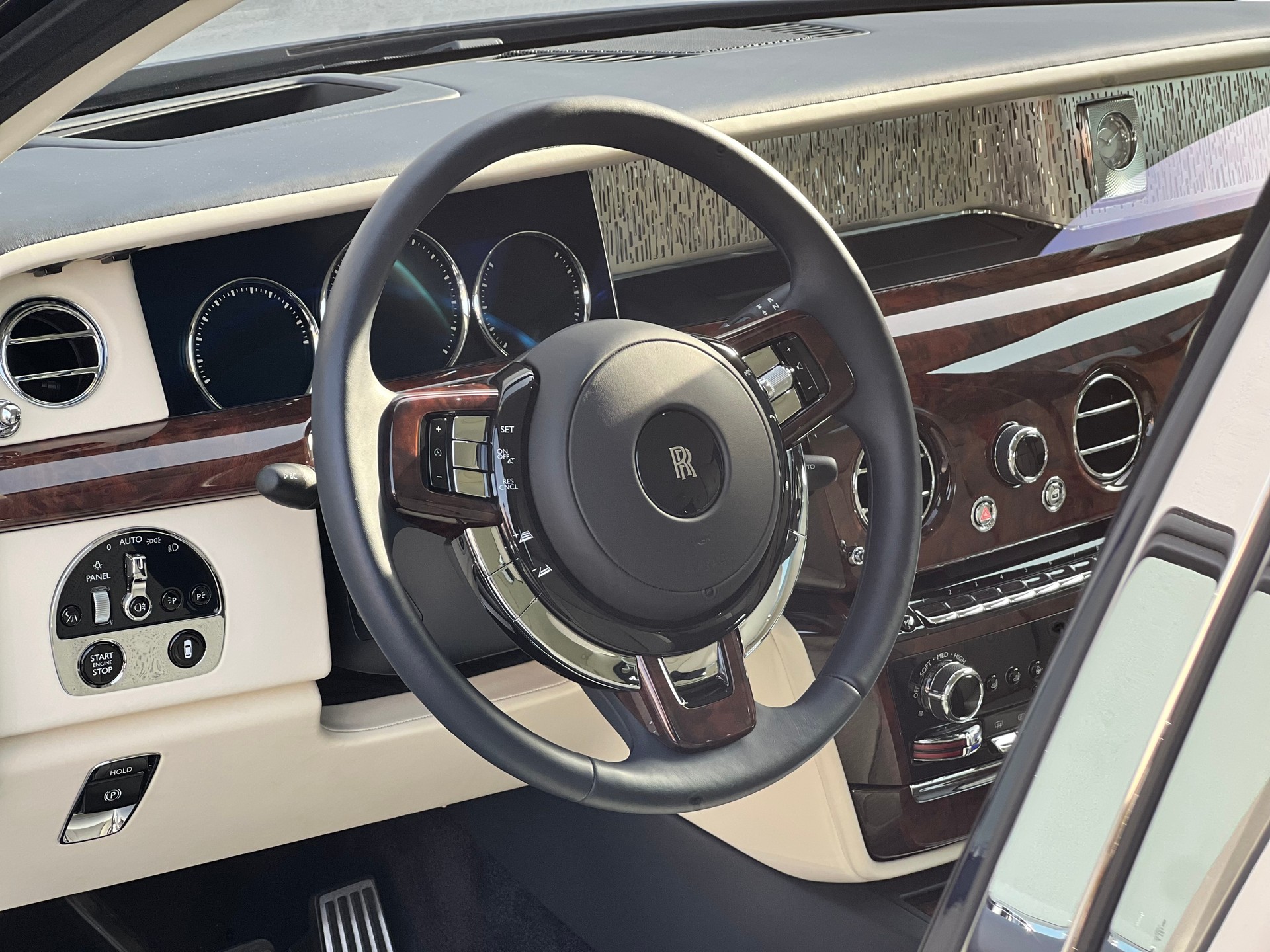 ROLLS-ROYCE Phantom VIII SWB-image-12