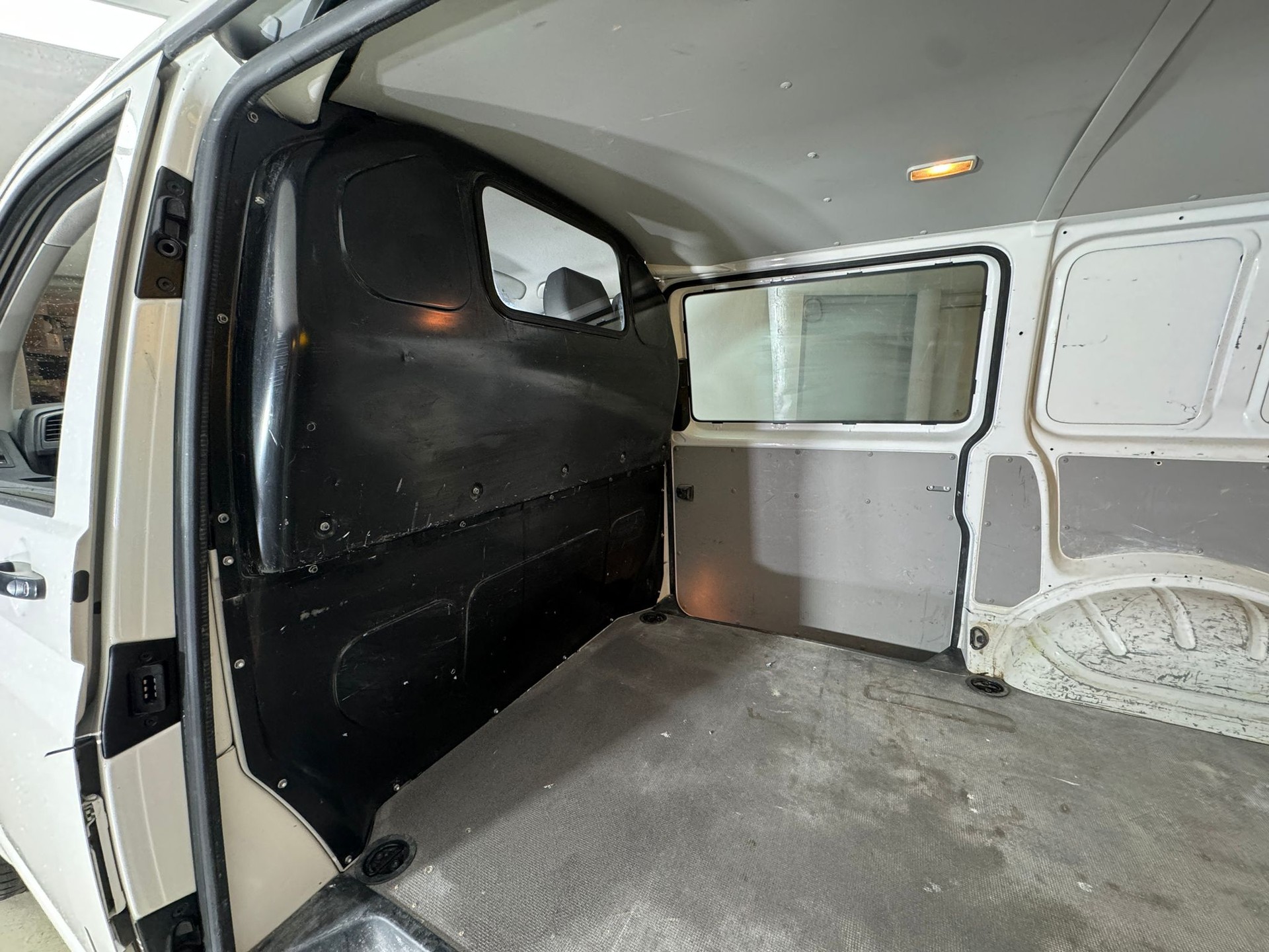 VW T6 2.0 TDI Entry-image-8
