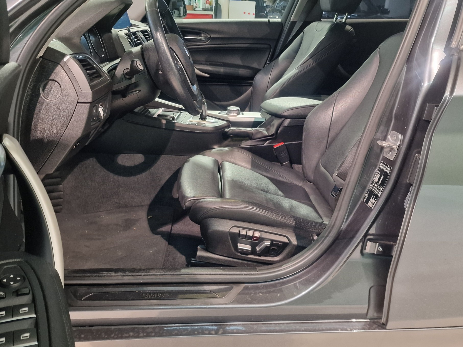 BMW 118i Edition Sport Line Steptronic-image-7