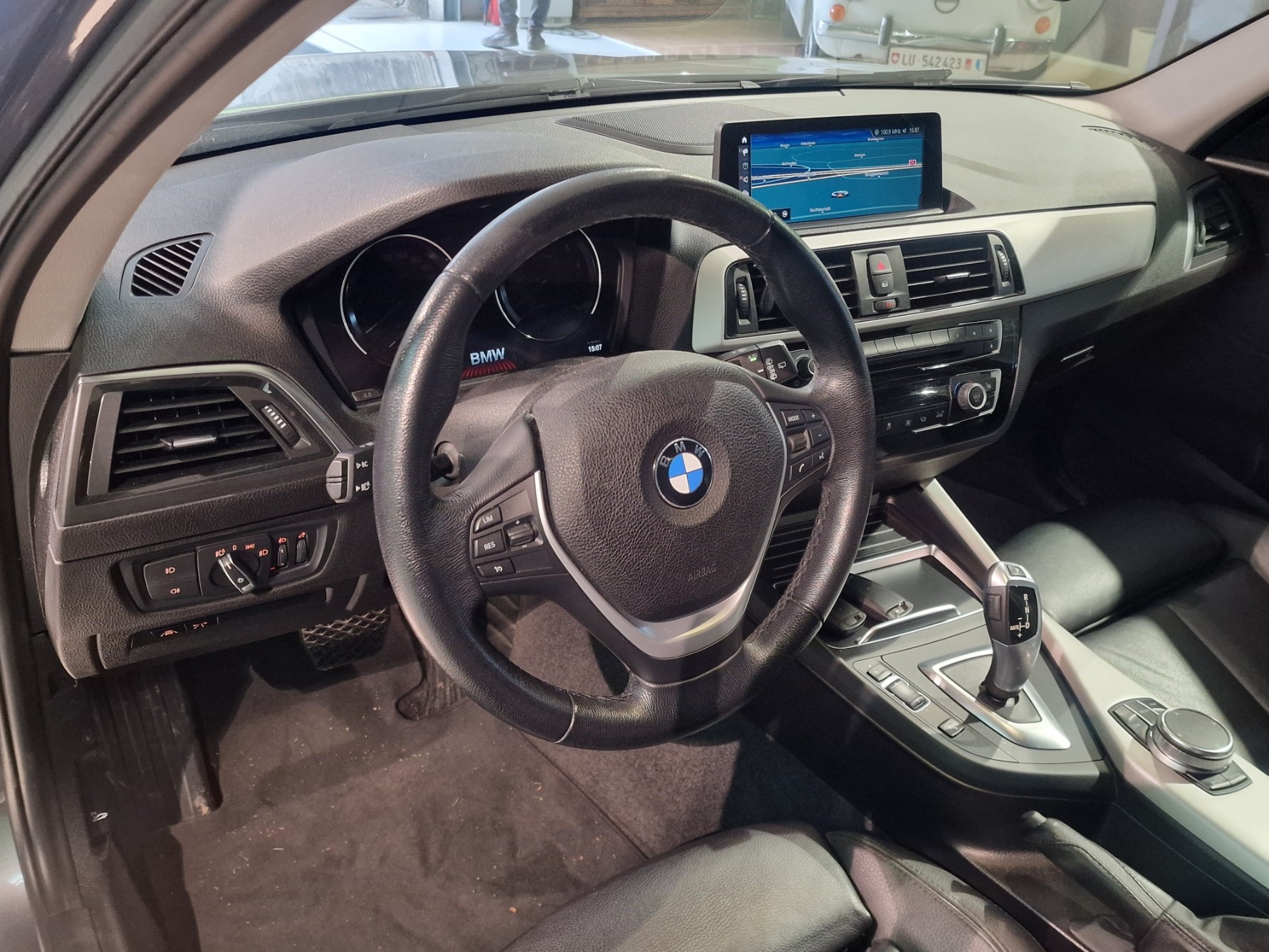 BMW 118i Edition Sport Line Steptronic-image-8