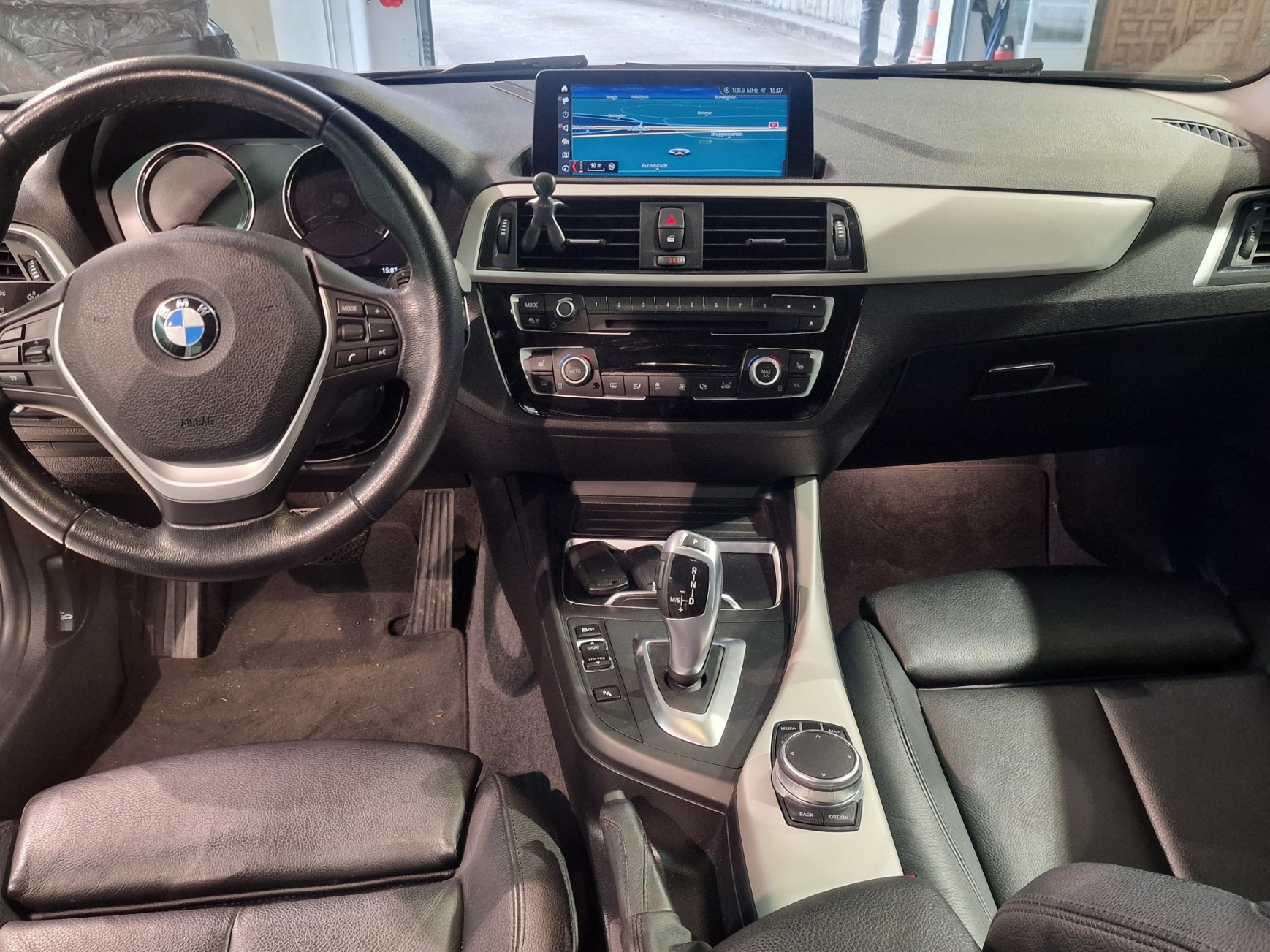 BMW 118i Edition Sport Line Steptronic-image-9