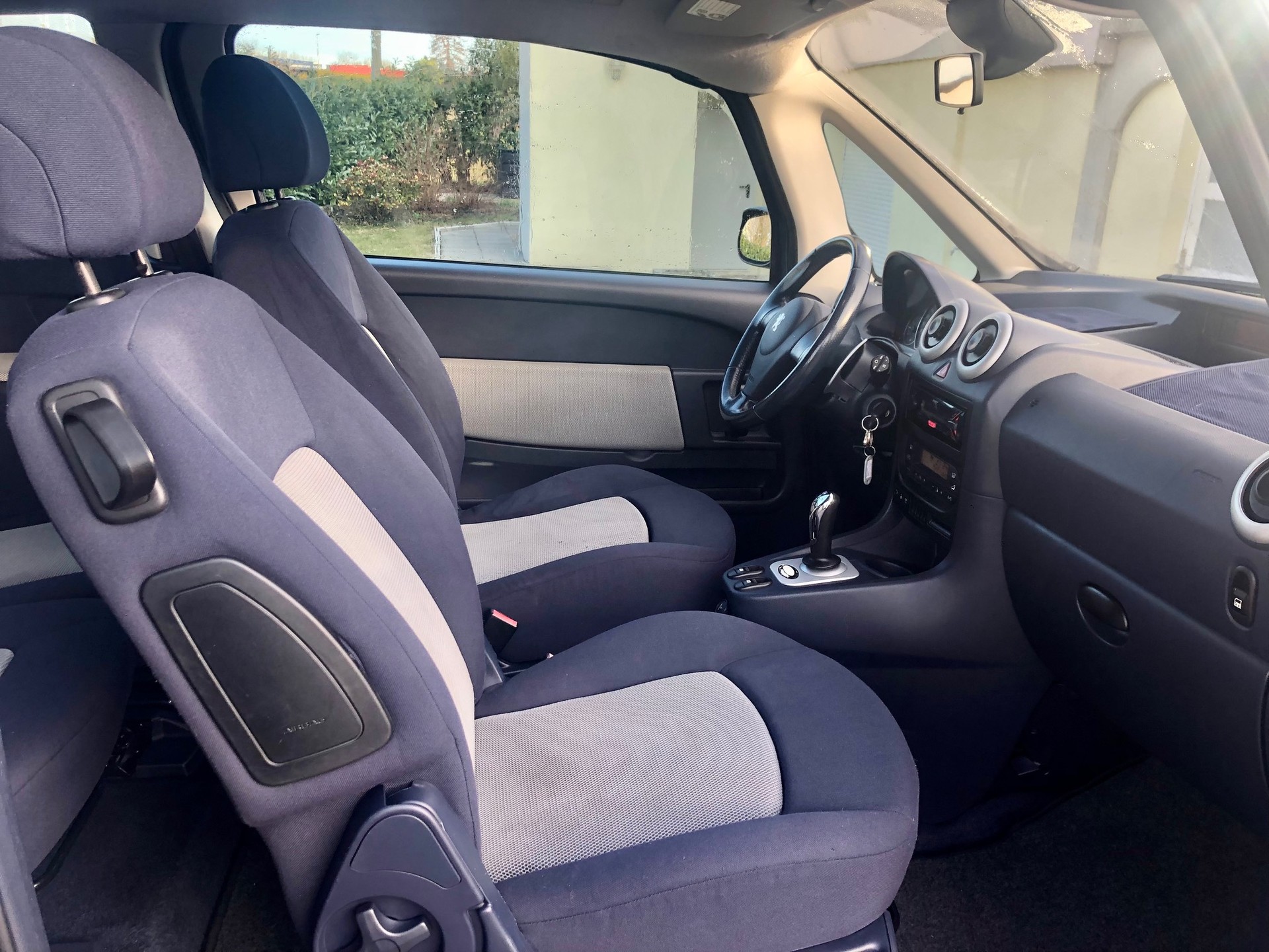 PEUGEOT 1007 1.6 Trendy 2-Tronic-image-13