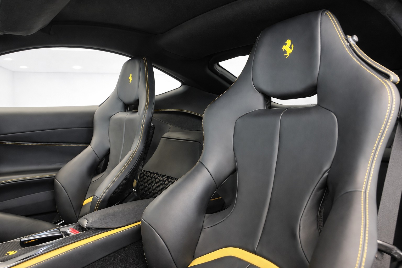 FERRARI 812 Superfast-image-6
