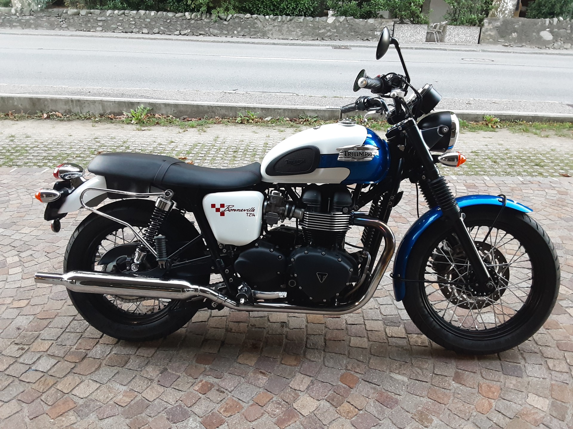 TRIUMPH Bonneville 900 i T 214-image-0