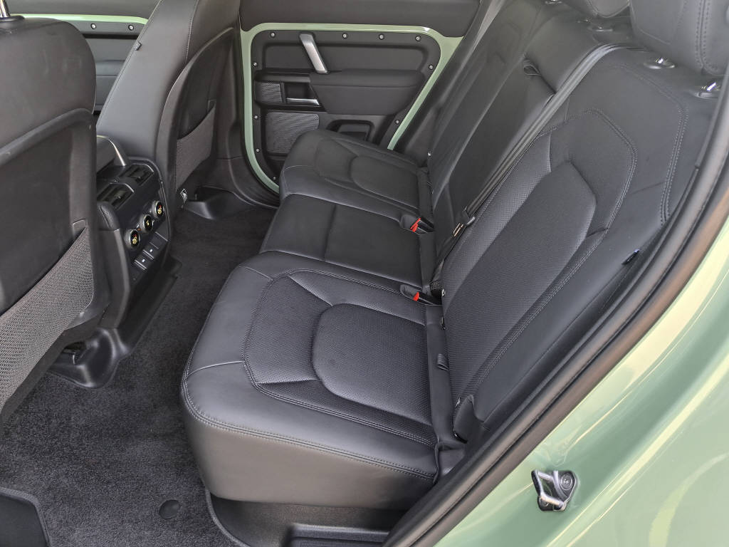 LAND ROVER Defender 110 2.0 P400e 75th Edition-image-9