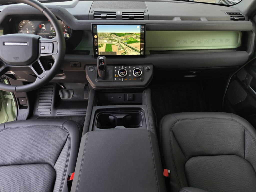 LAND ROVER Defender 110 2.0 P400e 75th Edition-image-11