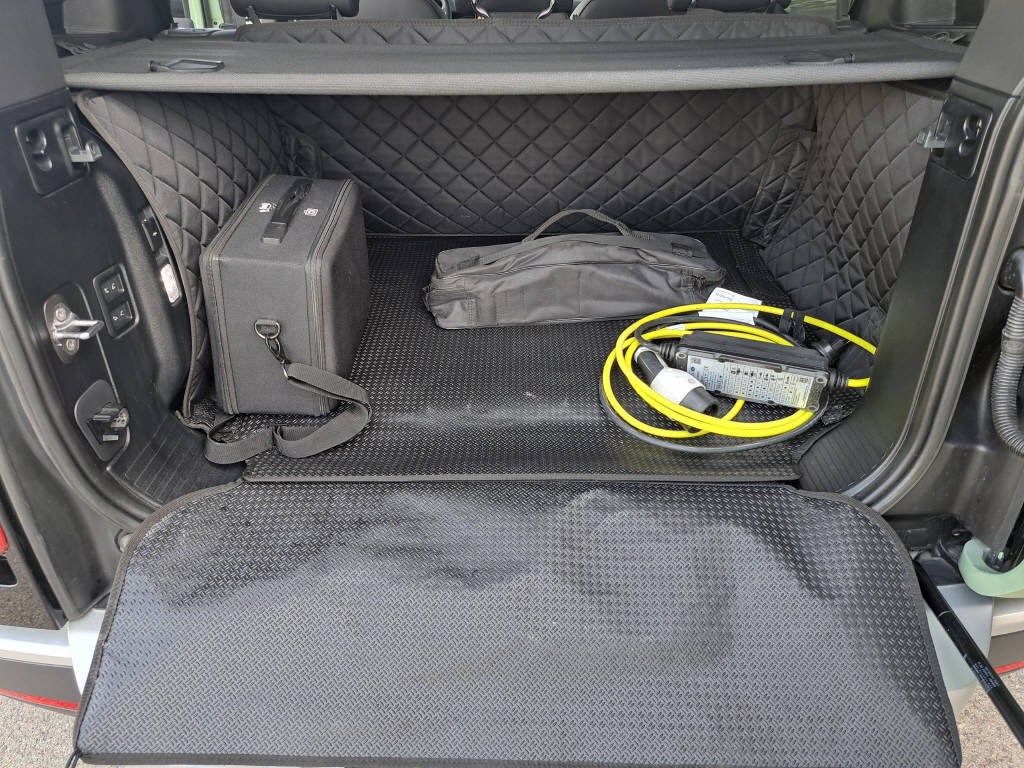 LAND ROVER Defender 110 2.0 P400e 75th Edition-image-10