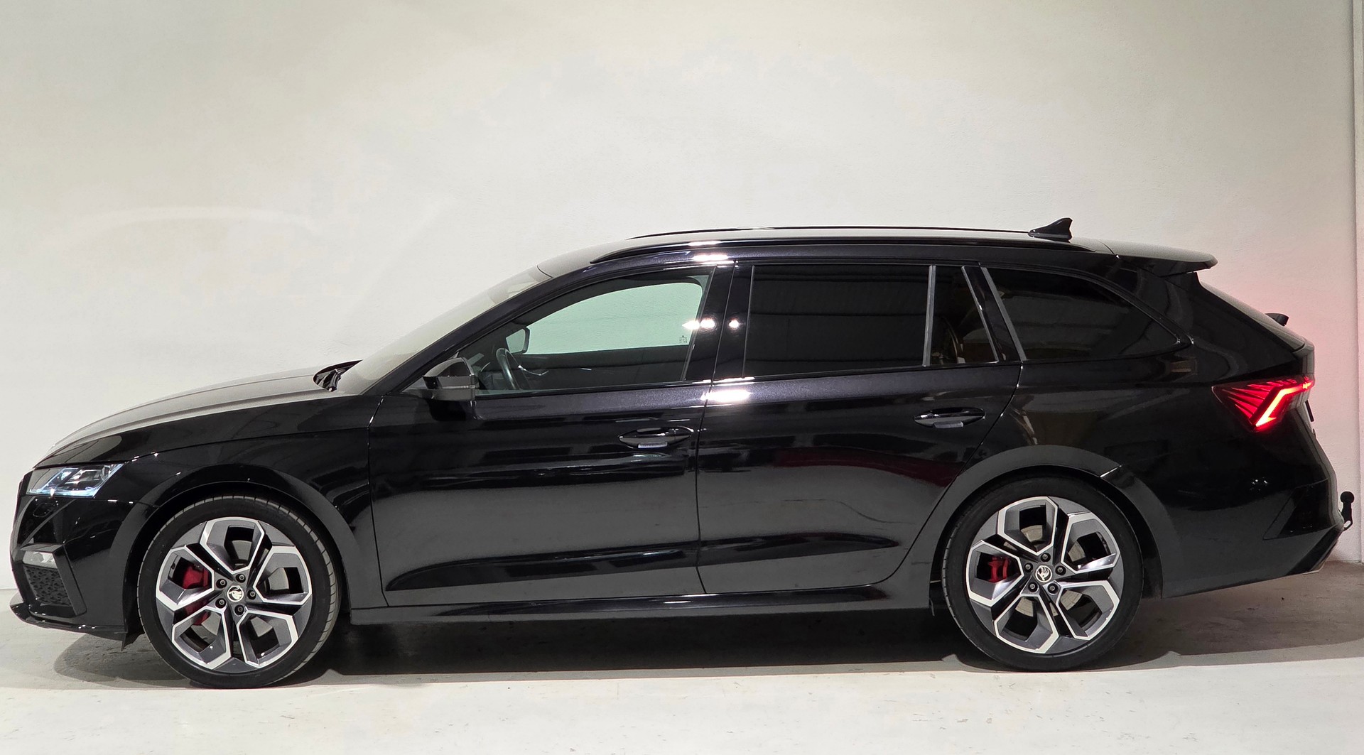 SKODA Octavia Combi 2.0 TSI DSG RS-showroom-element-1